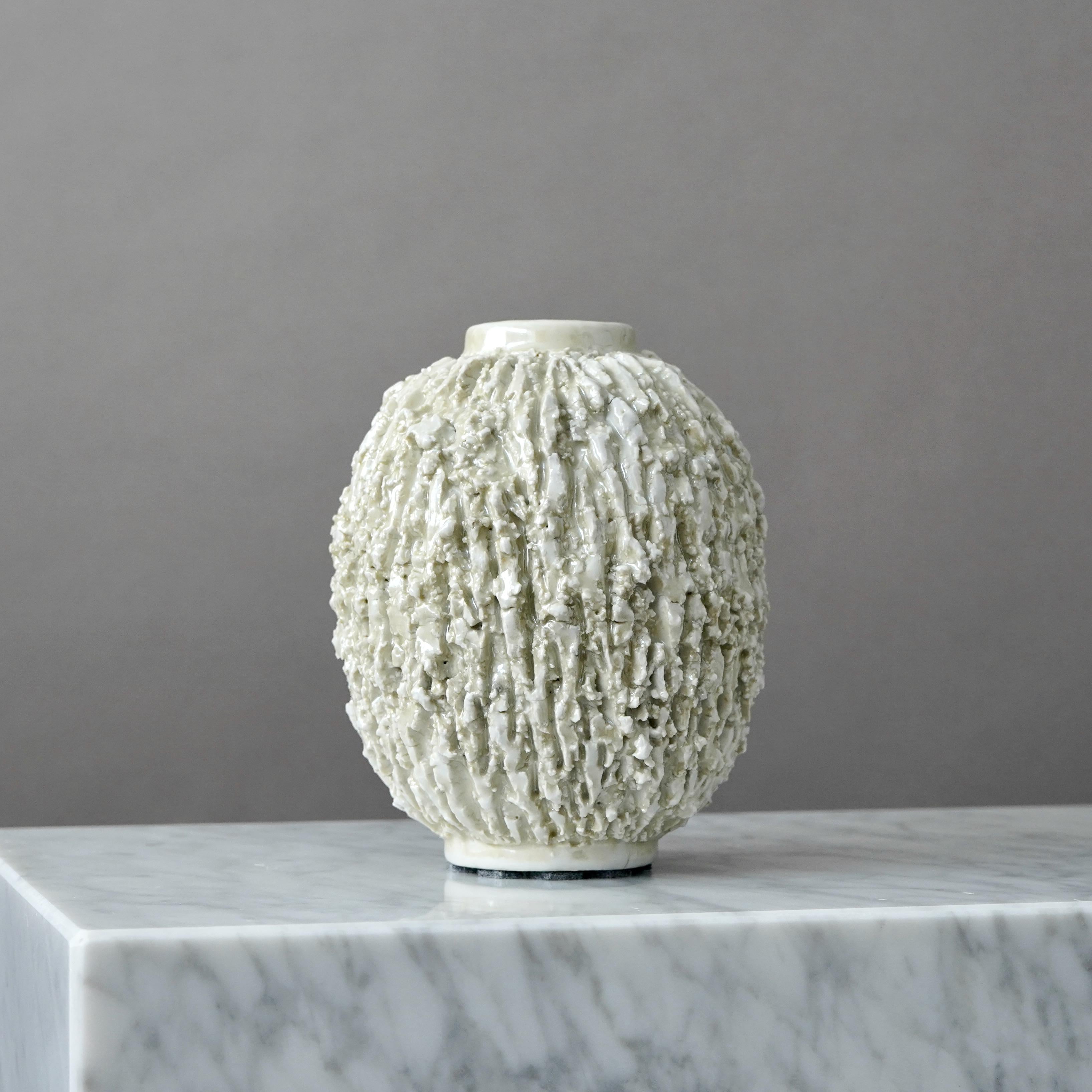 Scandinavo moderno Vaso Chamotte Art Deco bianco 'Hedgehog' di Gunnar Nylund. Rorstrand Svezia anni '30 in vendita