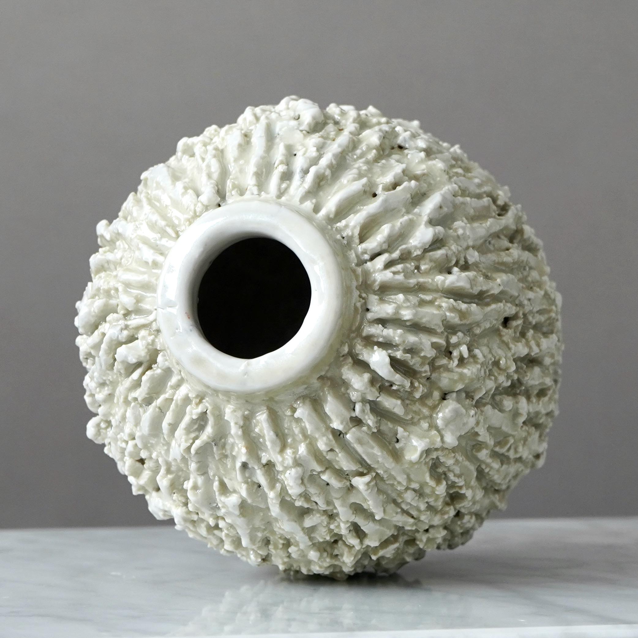 Svedese Vaso Chamotte Art Deco bianco 'Hedgehog' di Gunnar Nylund. Rorstrand Svezia anni '30 in vendita