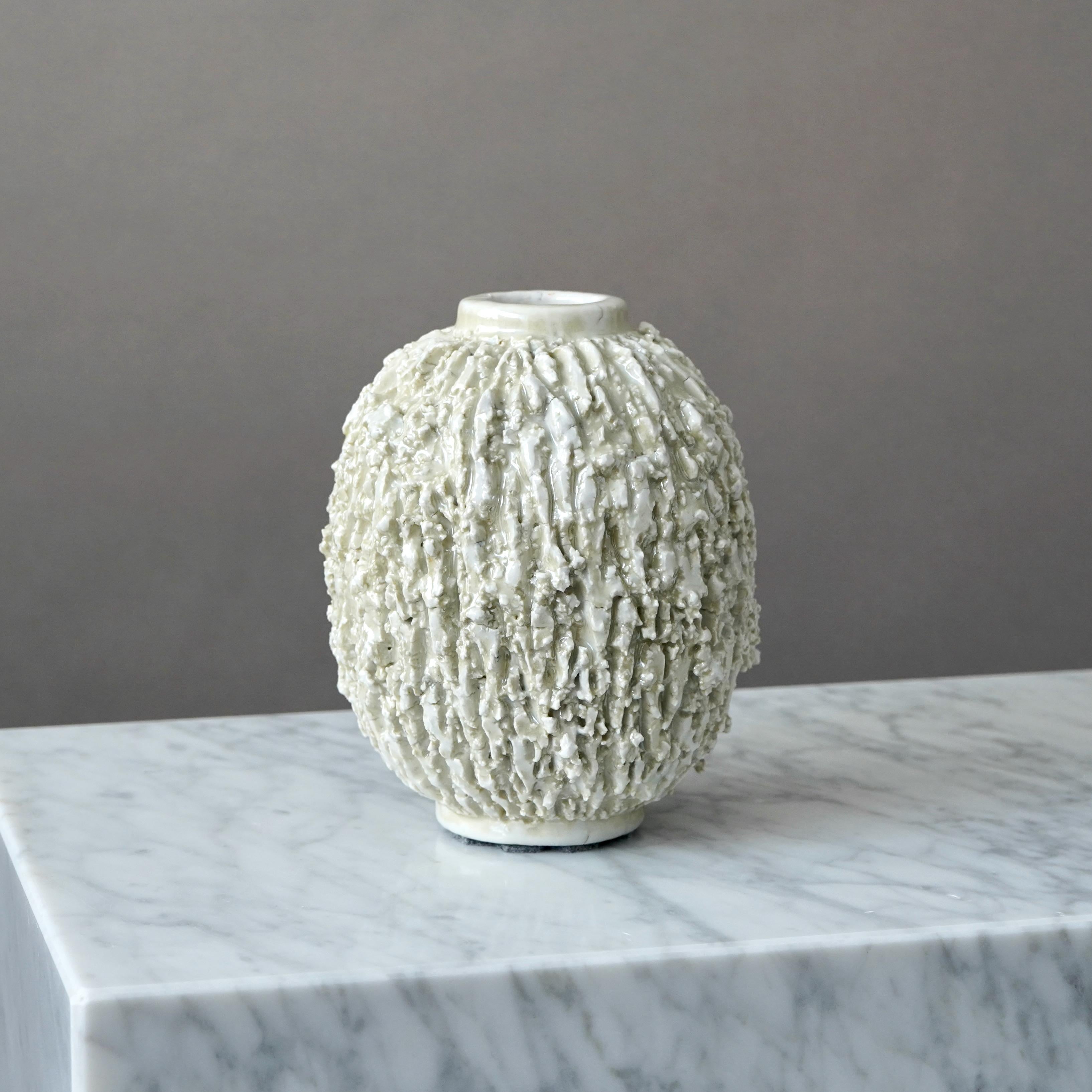 Smaltato Vaso Chamotte Art Deco bianco 'Hedgehog' di Gunnar Nylund. Rorstrand Svezia anni '30 in vendita