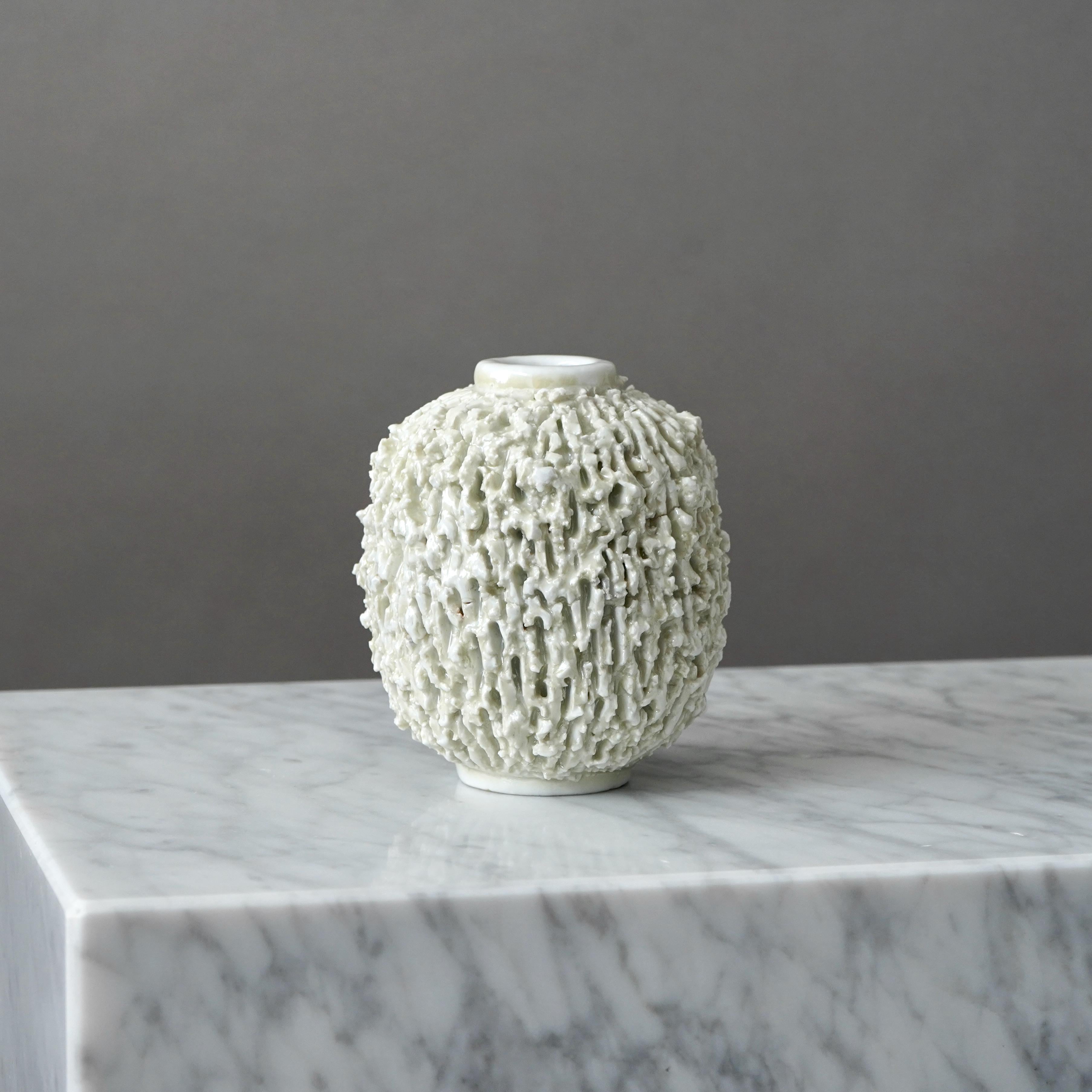 Smaltato Vaso Chamotte Art Deco bianco 'Hedgehog' di Gunnar Nylund. Rorstrand Svezia anni '30 in vendita