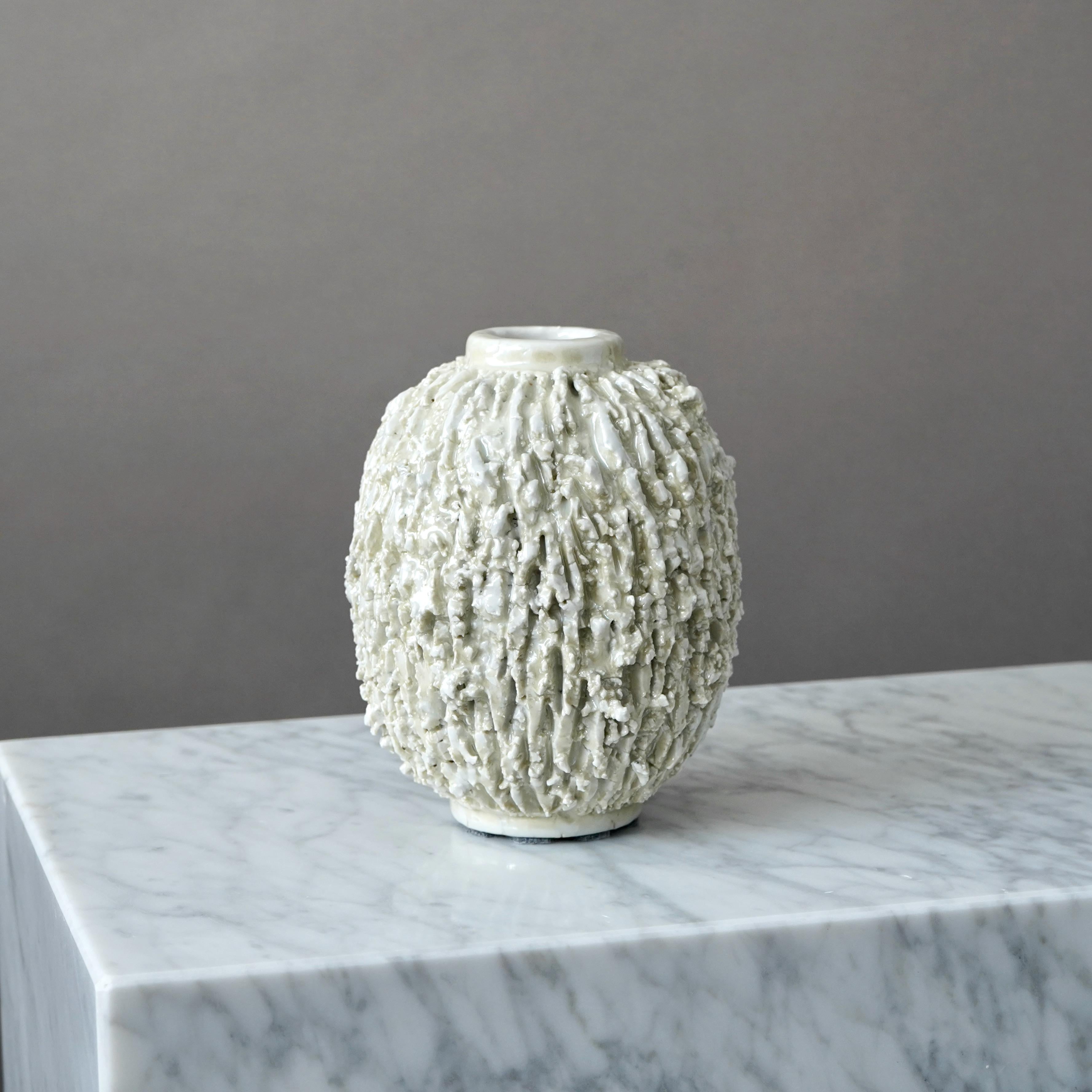 Vaso Chamotte Art Deco bianco 'Hedgehog' di Gunnar Nylund. Rorstrand Svezia anni '30 In condizioni buone in vendita a Malmö, SE