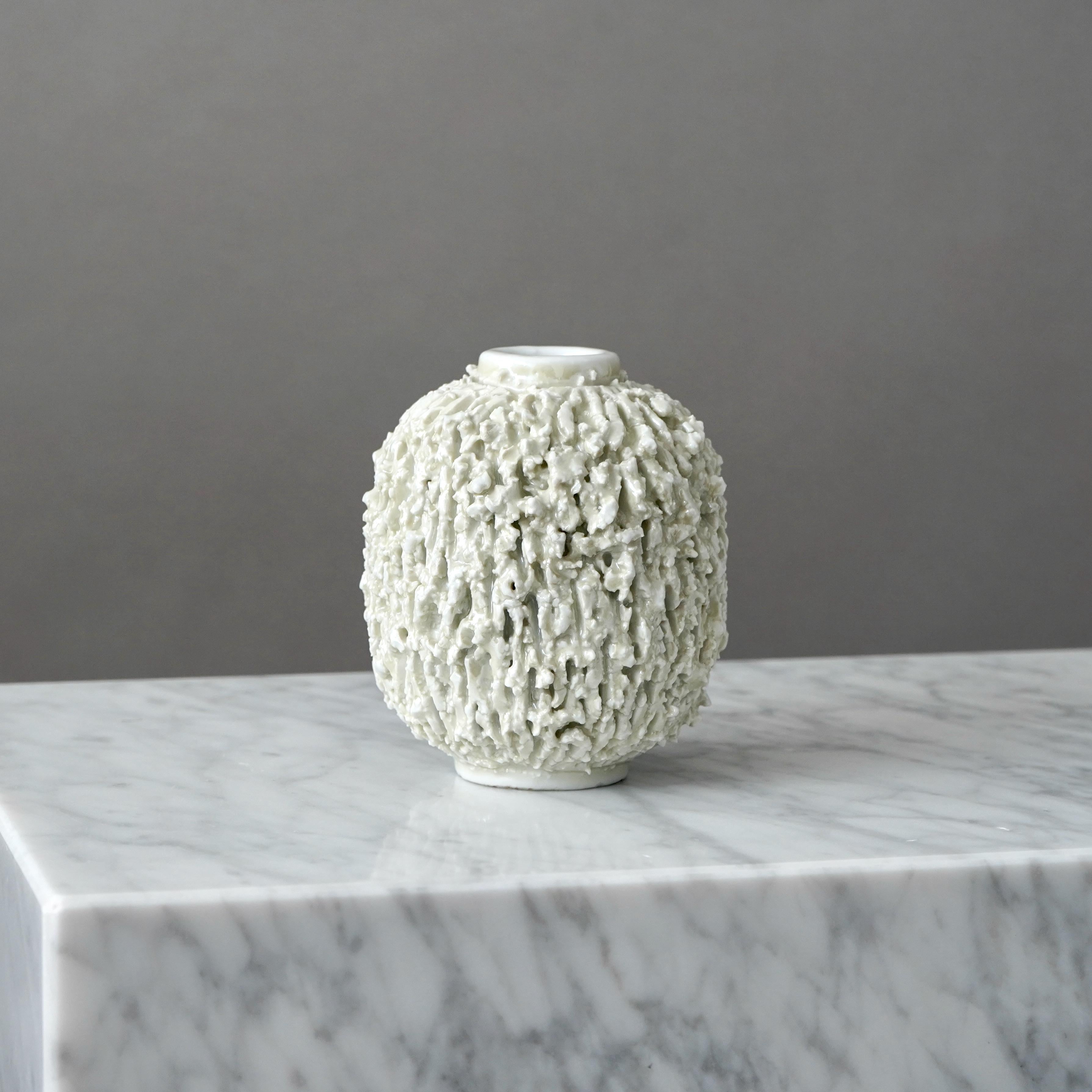 Vaso Chamotte Art Deco bianco 'Hedgehog' di Gunnar Nylund. Rorstrand Svezia anni '30 In condizioni buone in vendita a Malmö, SE