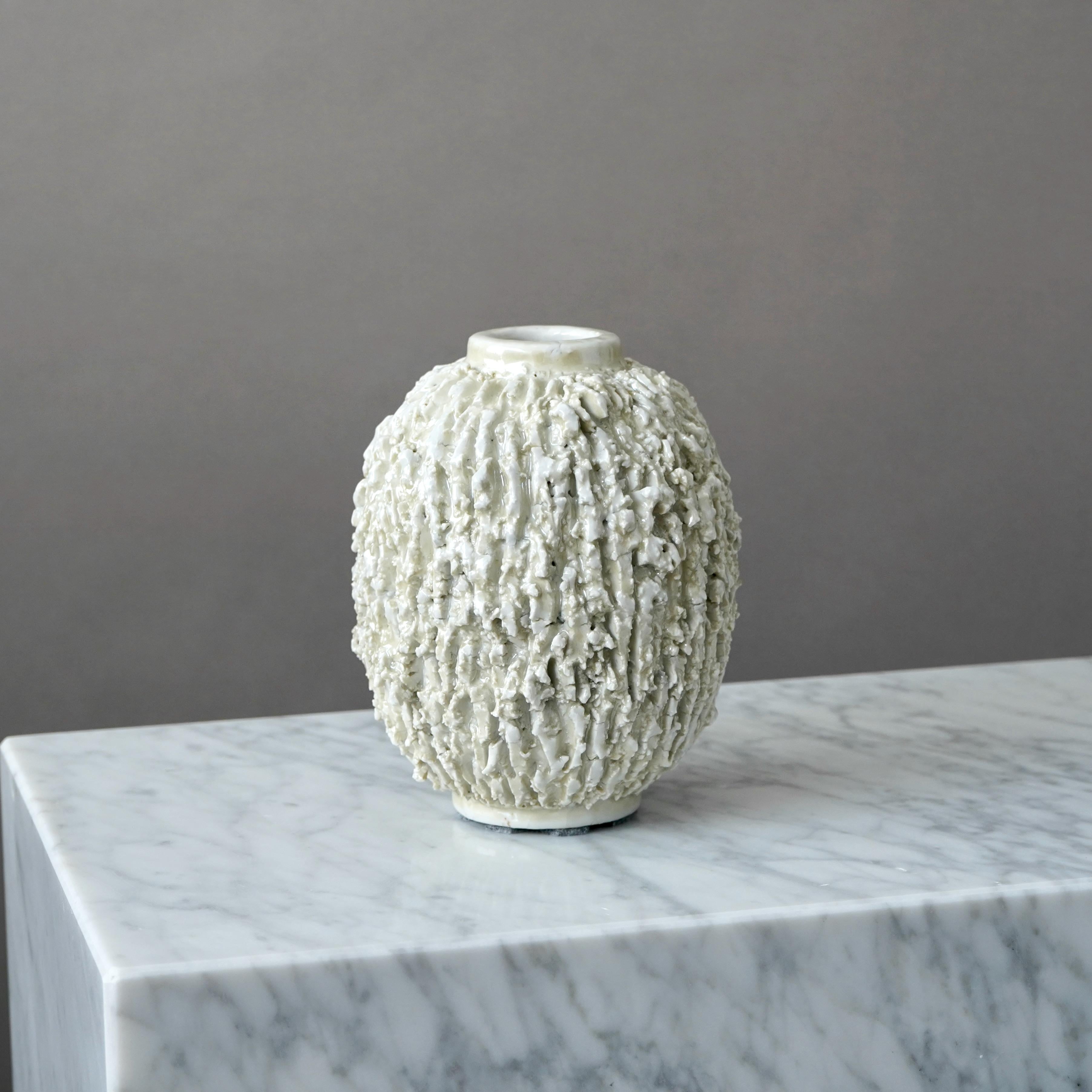 XX secolo Vaso Chamotte Art Deco bianco 'Hedgehog' di Gunnar Nylund. Rorstrand Svezia anni '30 in vendita