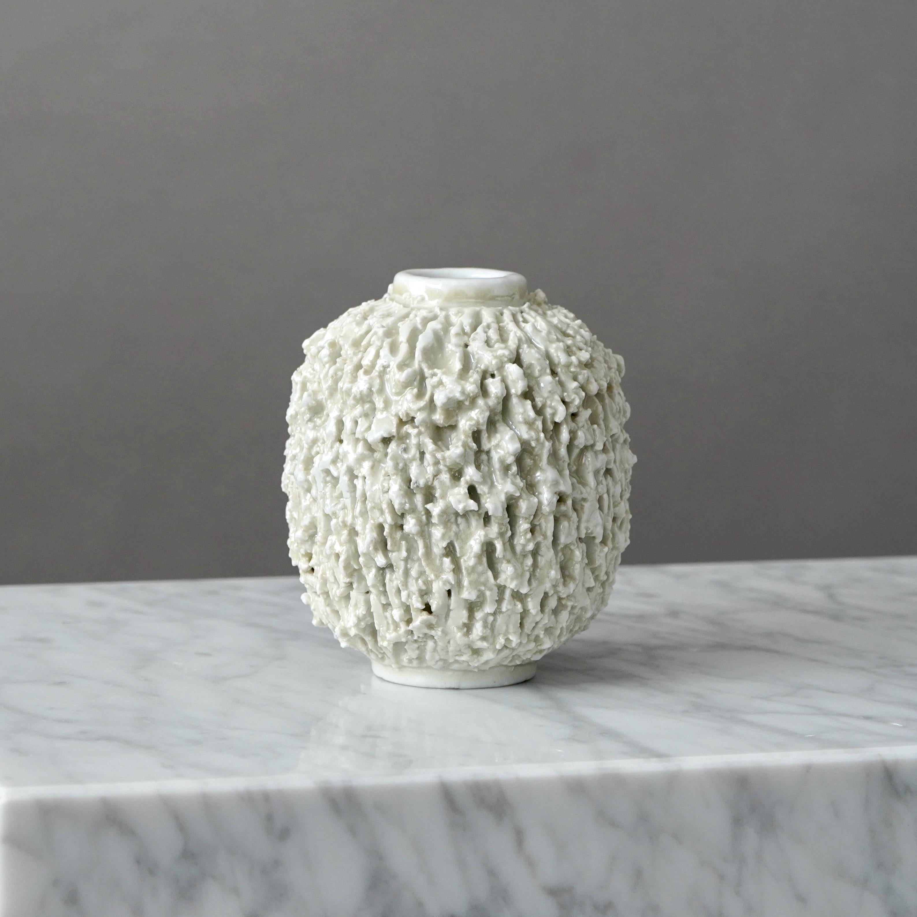XX secolo Vaso Chamotte Art Deco bianco 'Hedgehog' di Gunnar Nylund. Rorstrand Svezia anni '30 in vendita