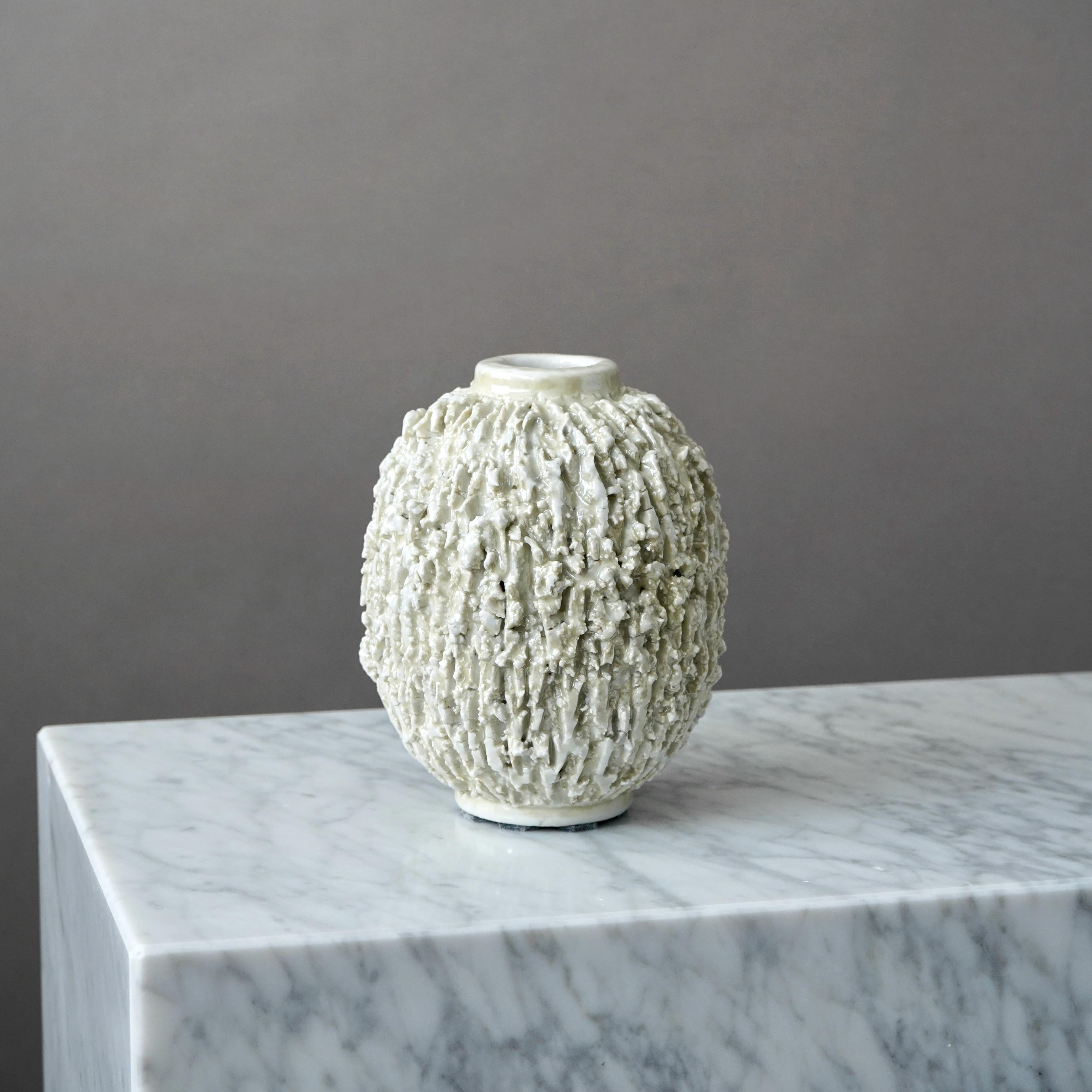 Ceramica Vaso Chamotte Art Deco bianco 'Hedgehog' di Gunnar Nylund. Rorstrand Svezia anni '30 in vendita