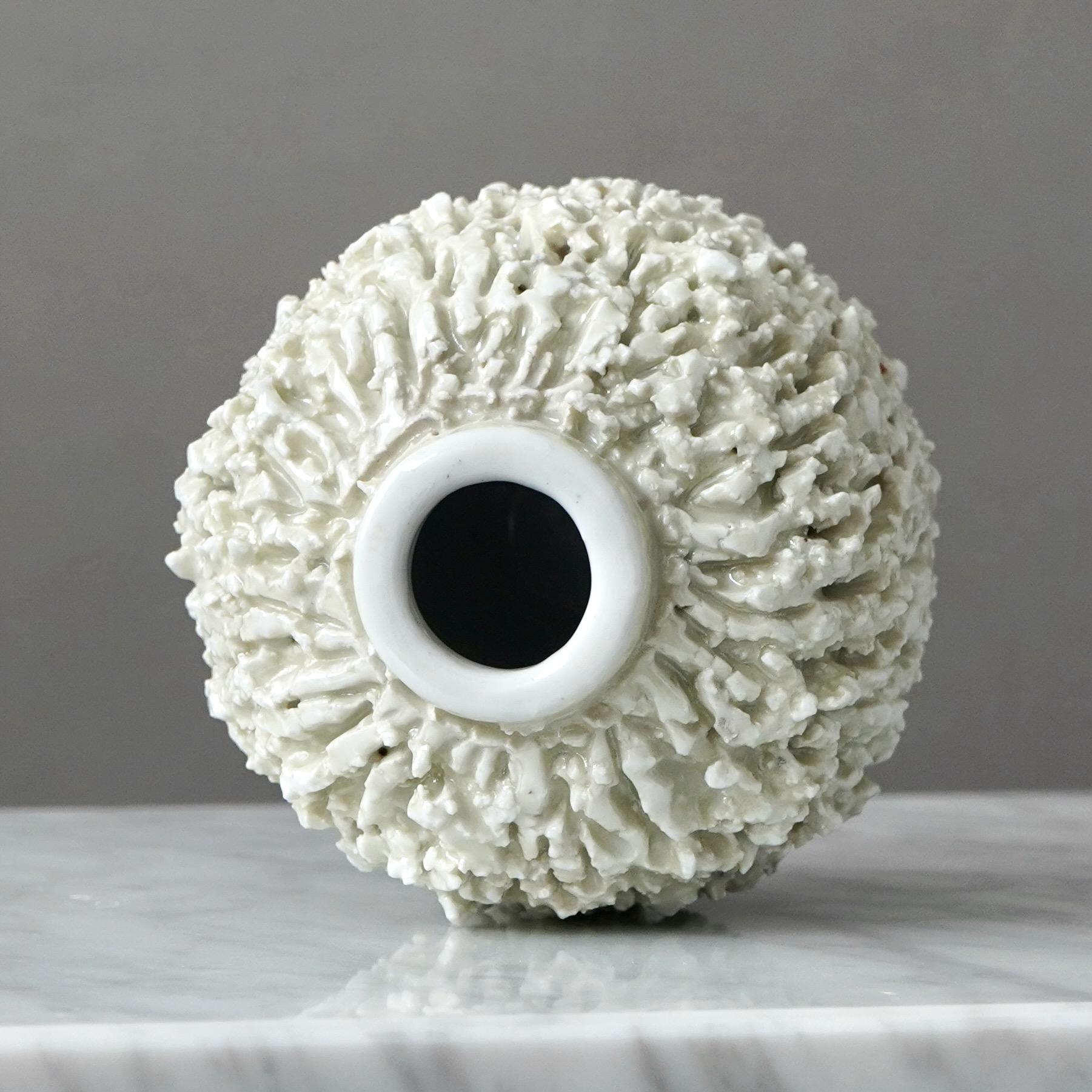 Ceramica Vaso Chamotte Art Deco bianco 'Hedgehog' di Gunnar Nylund. Rorstrand Svezia anni '30 in vendita