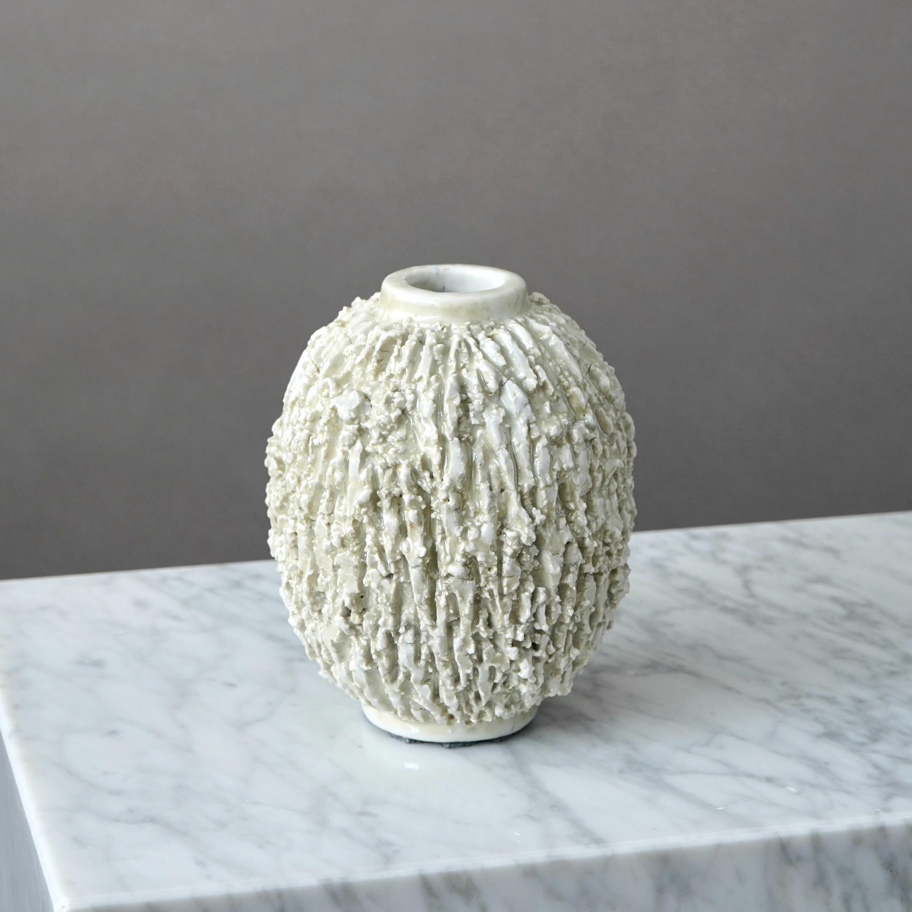 Vaso Chamotte Art Deco bianco 'Hedgehog' di Gunnar Nylund. Rorstrand Svezia anni '30 in vendita 1