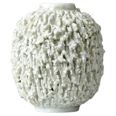 Vaso Chamotte Art Deco bianco 'Hedgehog' di Gunnar Nylund. Rorstrand Svezia anni '30