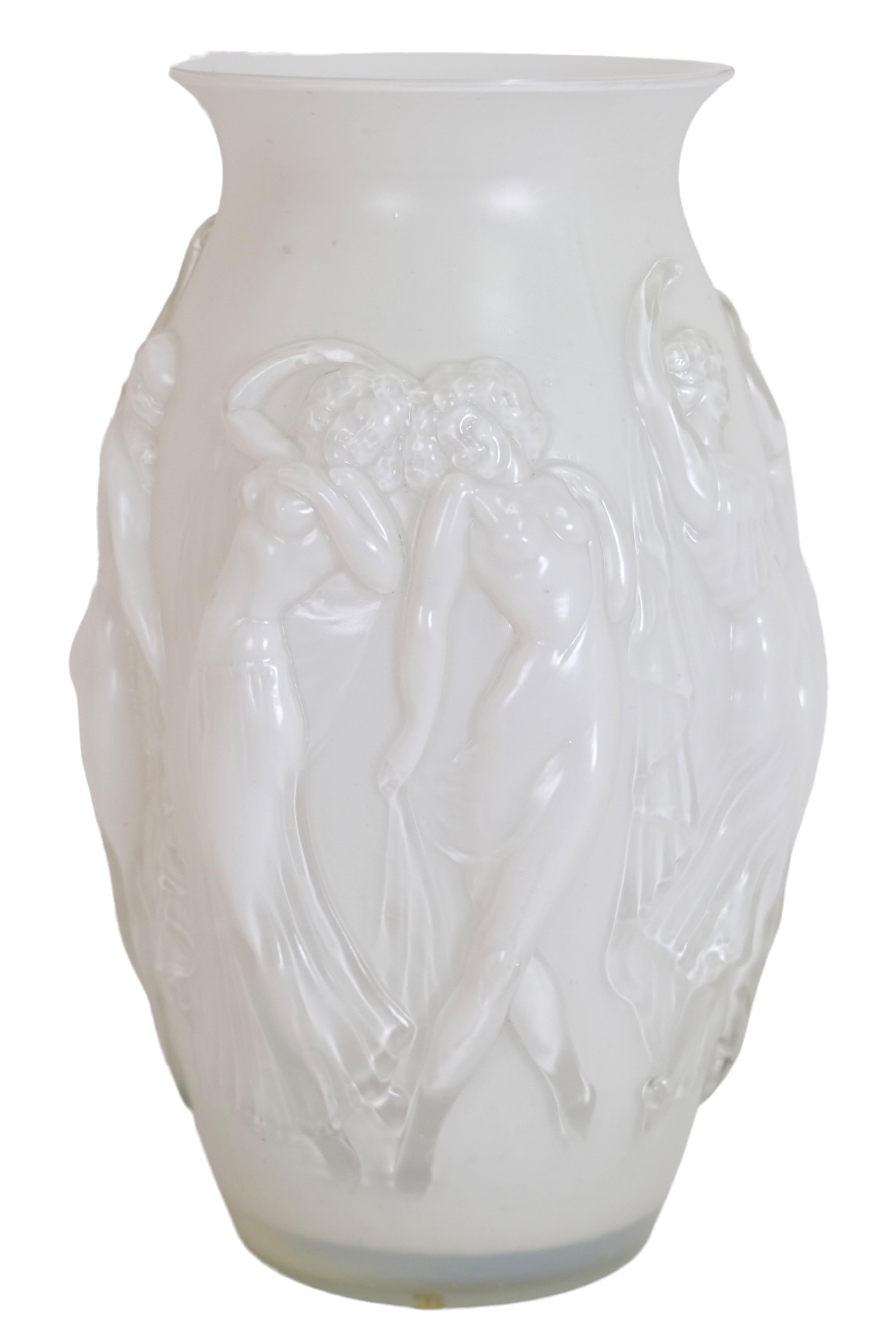 Vase en verre de Sabino 
Des couples de danseurs décorent le vase blanc tout autour.

Original Art Déco, France 1920s 

Dimensions :
Diamètre : 23 cm
Hauteur : 36 cm.