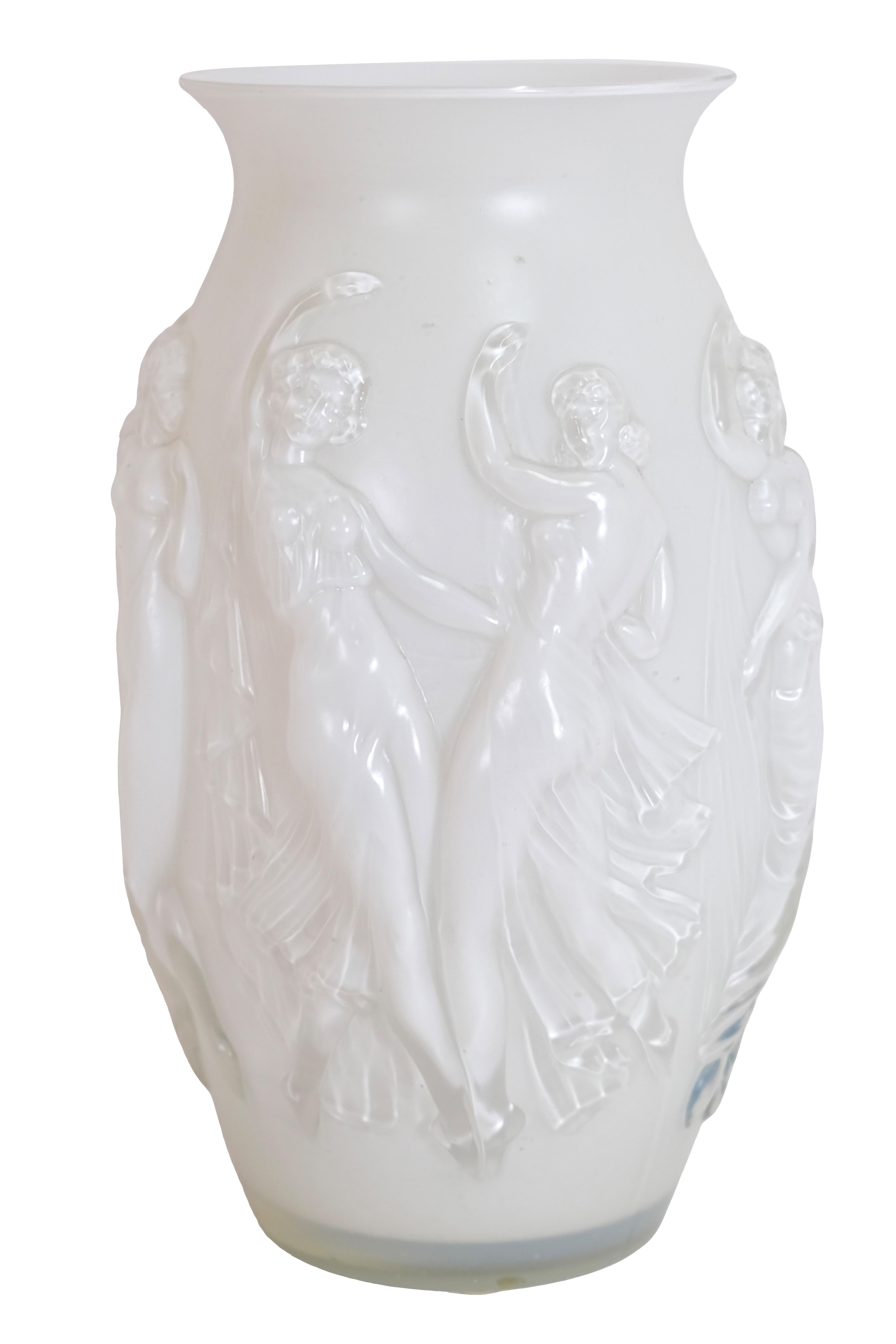 Art nouveau Vase en verre blanc Art Déco avec des figures de danseurs entourées par Sabino