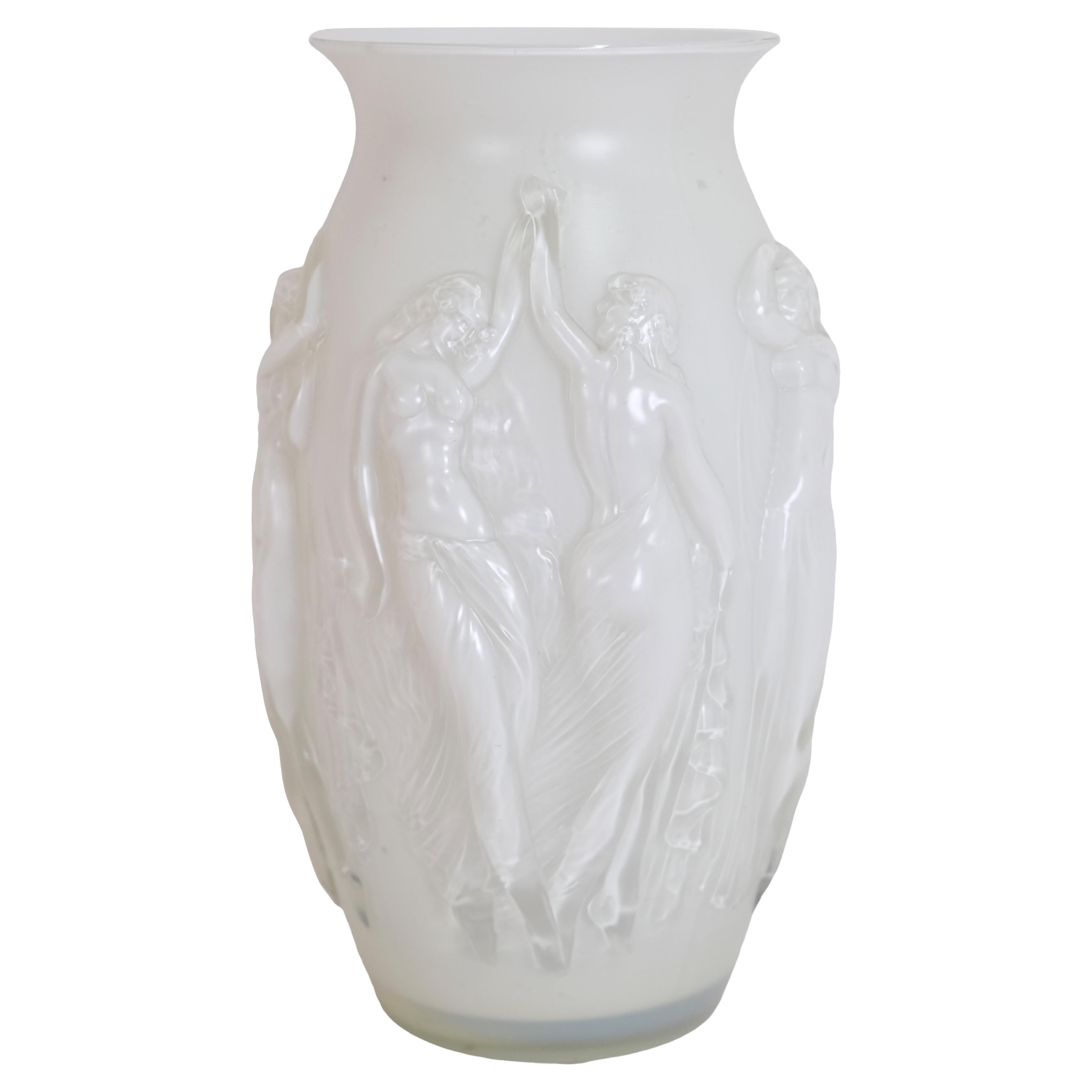 Vase en verre blanc Art Déco avec des figures de danseurs entourées par Sabino