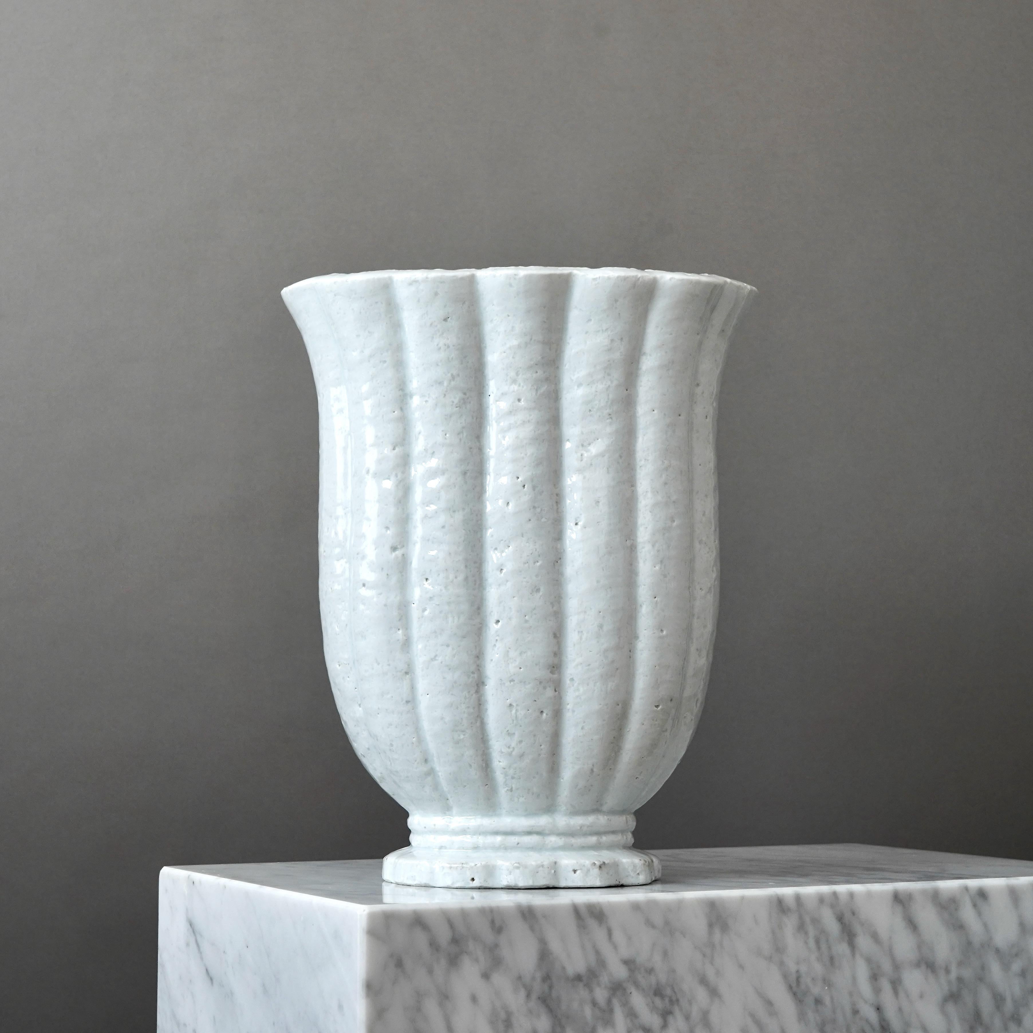 Un grande vaso bianco in gres chamotte. Art Deco / Swedish Grace.
Disegnata da Gunnar Nylund per Rorstrand, Svezia, anni '1930.

Ottime condizioni. Presenta alcuni punti di cottura scuri alla base. 
Impresso 