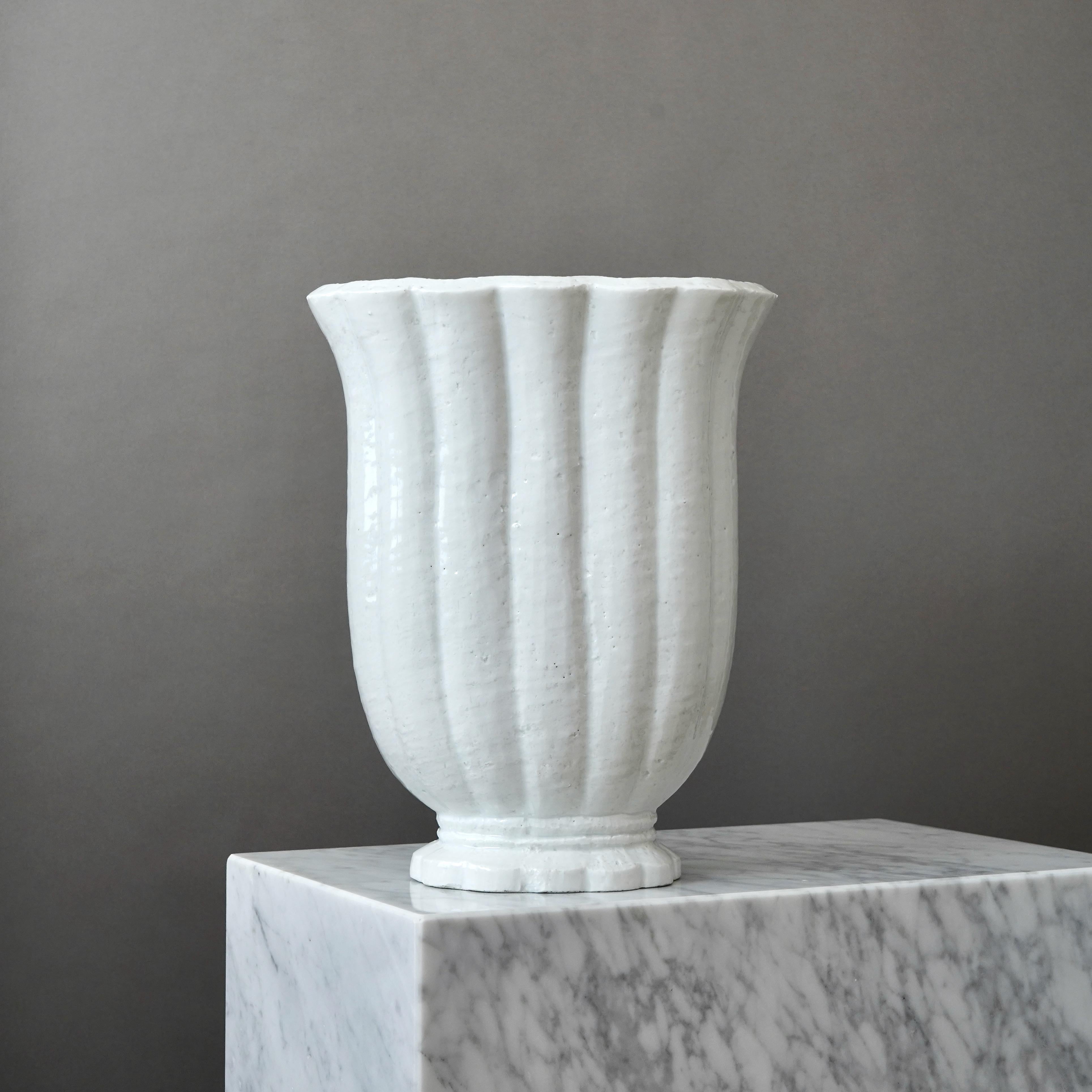 Un grand vase blanc en grès chamotté. Art déco / Swedish Grace.
Conçu par Gunnar Nylund pour Rorstrand, Suède, années 1930.

Excellent état. Il y a un manque de glaçure à l'intérieur du vase.
Impression 'NYLUND', 'CHAMOTTE', 'SVERIGE' et marque du