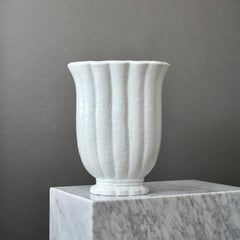 Jarrón de suelo blanco de gres Art decó de Gunnar Nylund. Rorstrand, Suecia, década de 1930.