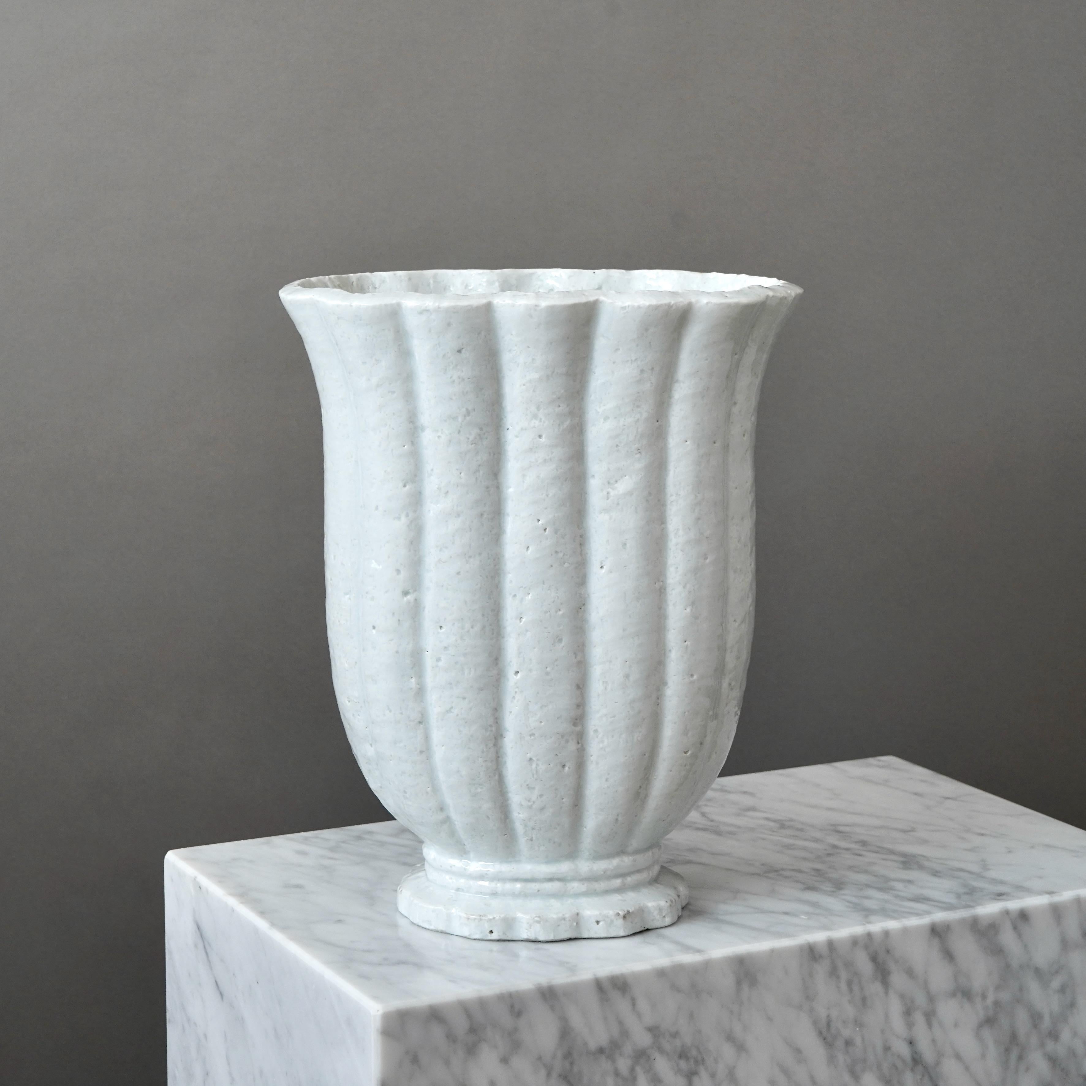 Scandinavo moderno Vaso da terra in gres Art Deco bianco di Gunnar Nylund. Rorstrand, Svezia, anni '1930. in vendita