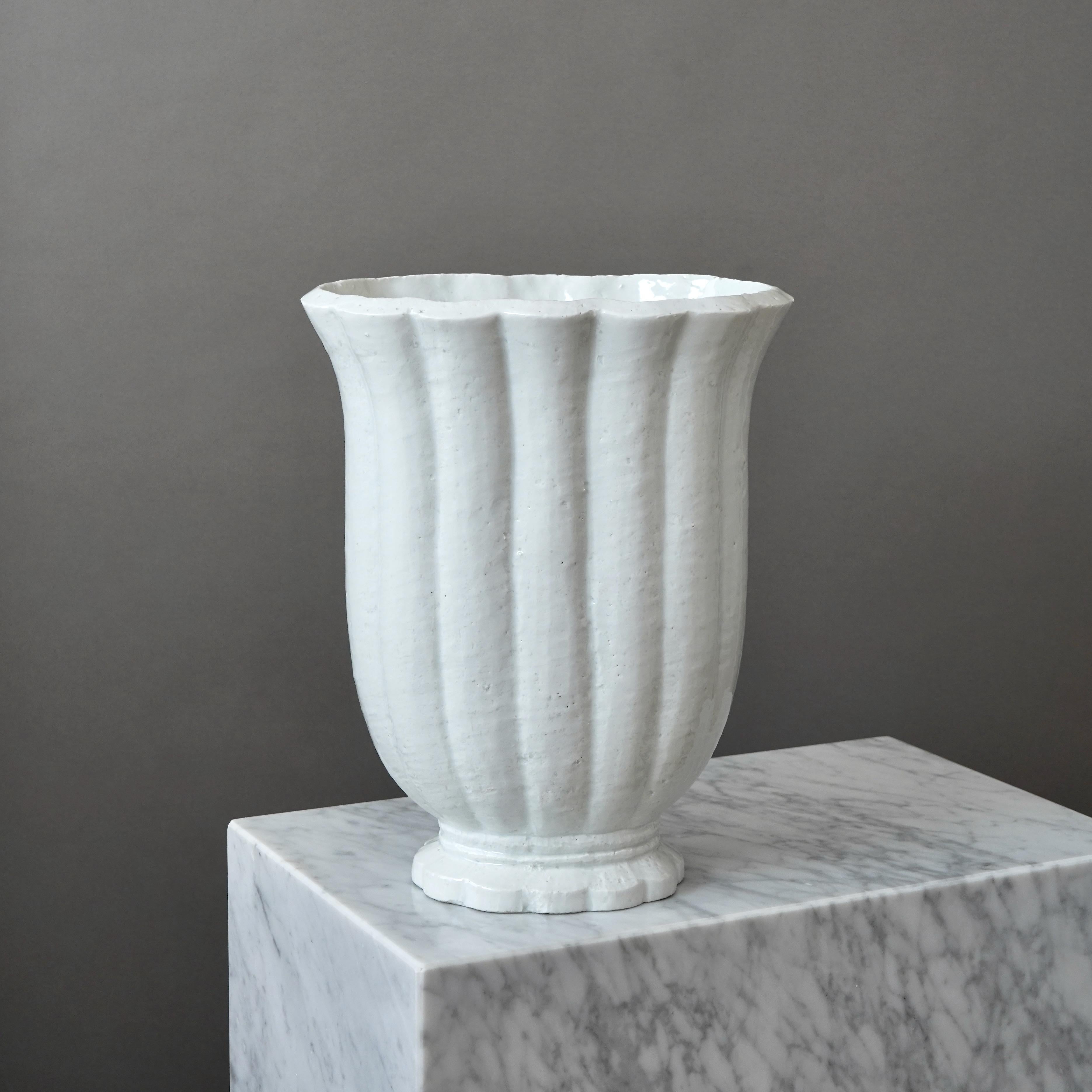 Scandinave moderne Vase de sol Art déco en grès blanc de Gunnar Nylund. Rorstrand, Suède, années 1930. en vente