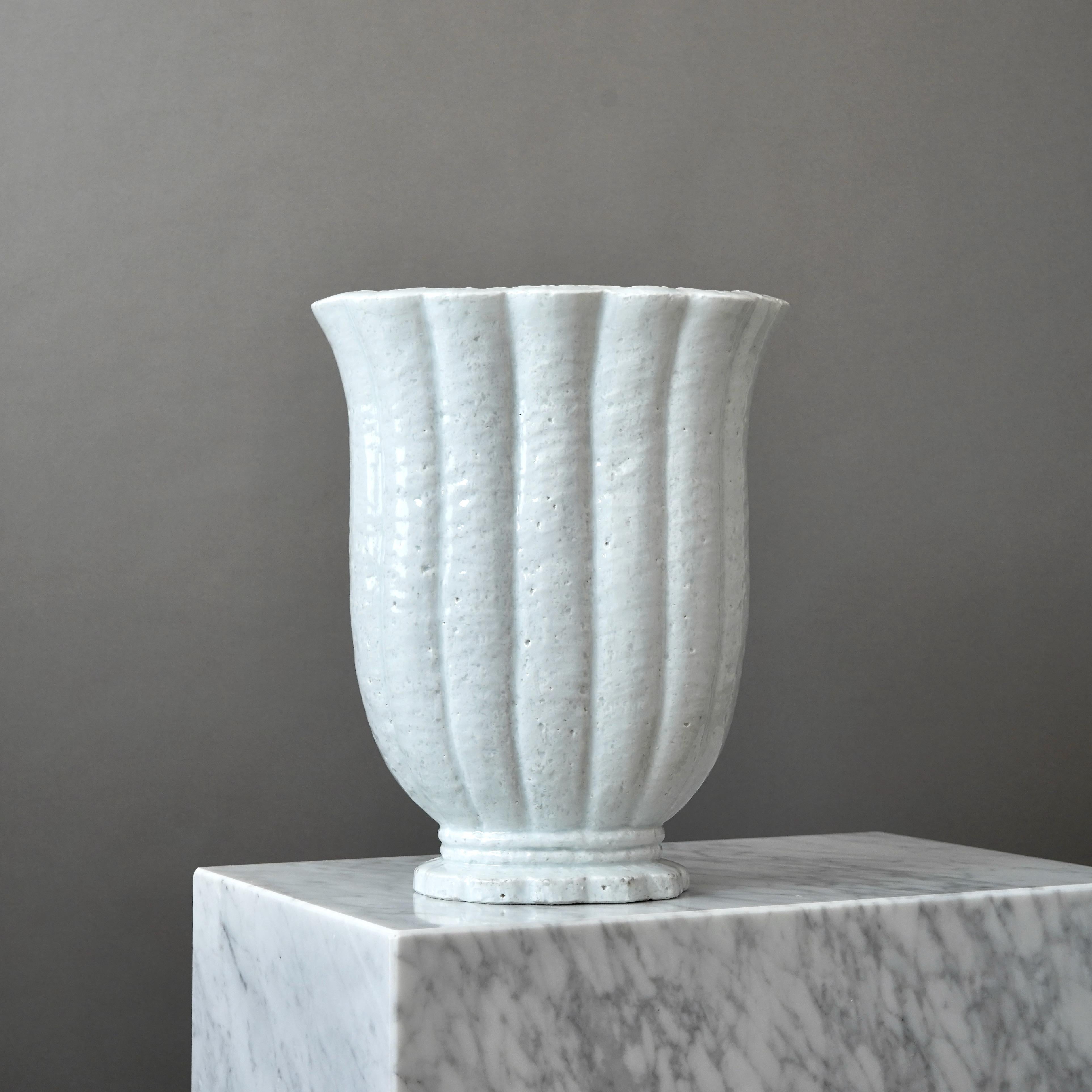 Svedese Vaso da terra in gres Art Deco bianco di Gunnar Nylund. Rorstrand, Svezia, anni '1930. in vendita