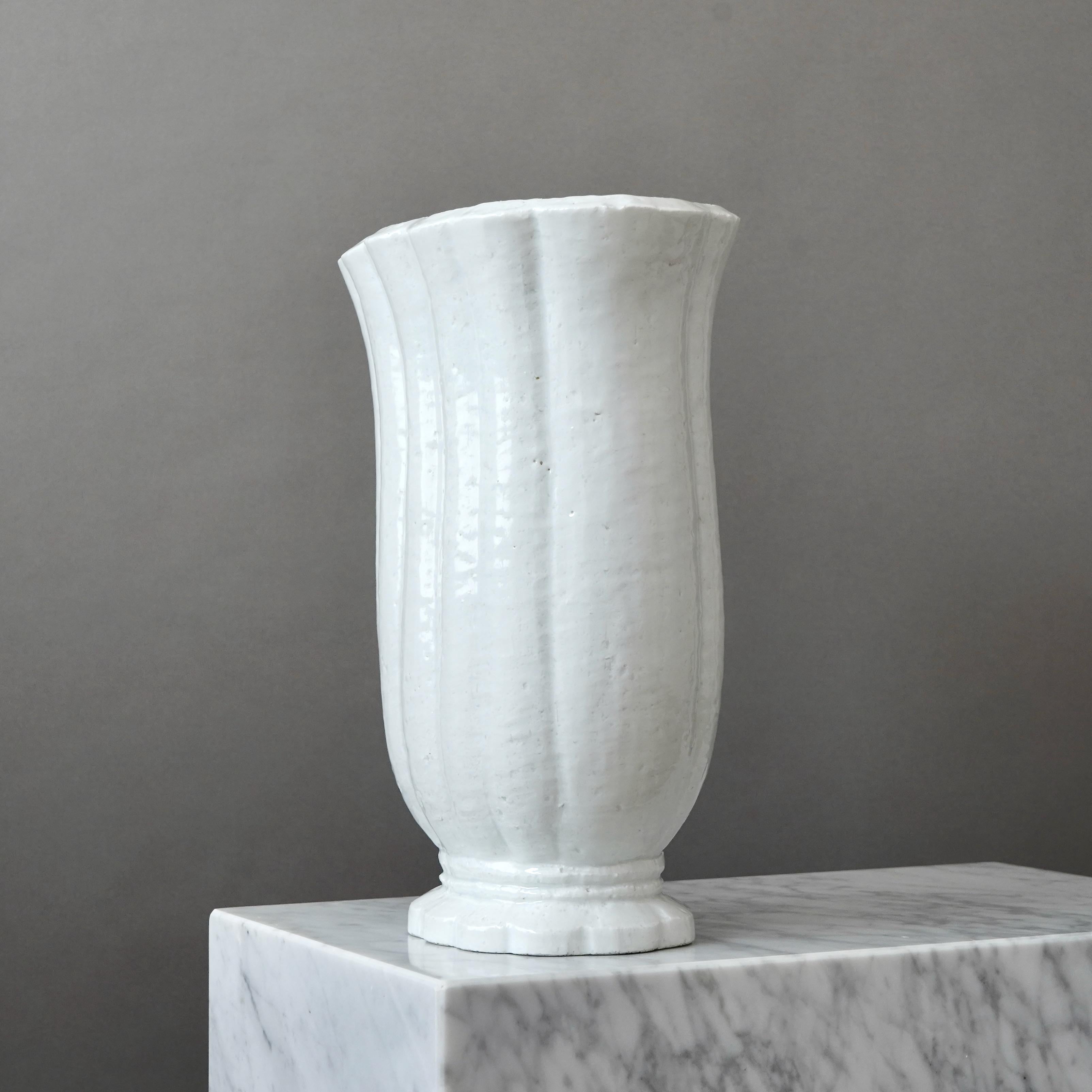 Suédois Vase de sol Art déco en grès blanc de Gunnar Nylund. Rorstrand, Suède, années 1930. en vente