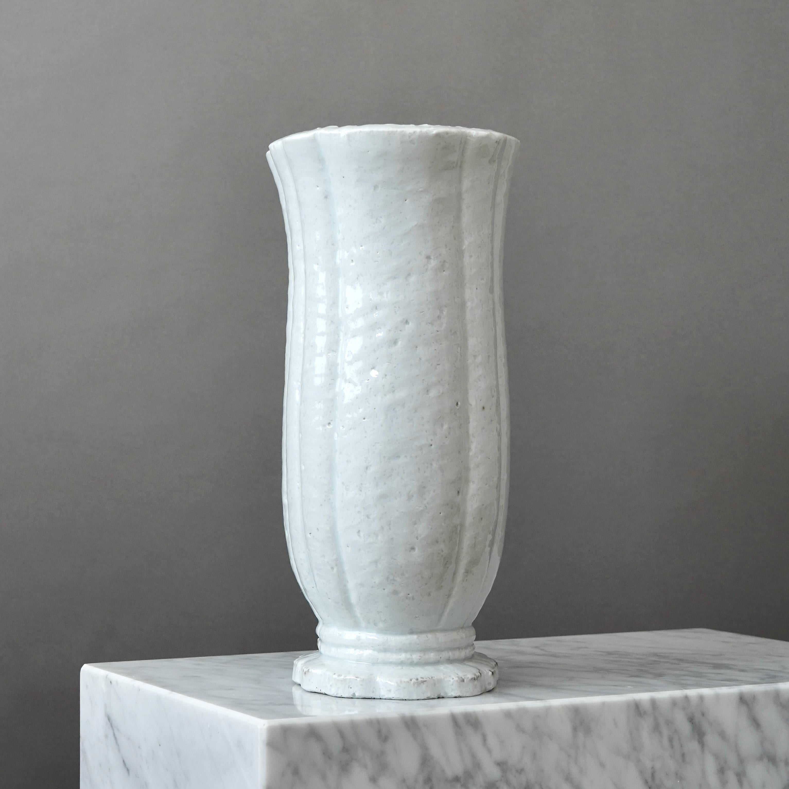 Smaltato Vaso da terra in gres Art Deco bianco di Gunnar Nylund. Rorstrand, Svezia, anni '1930. in vendita