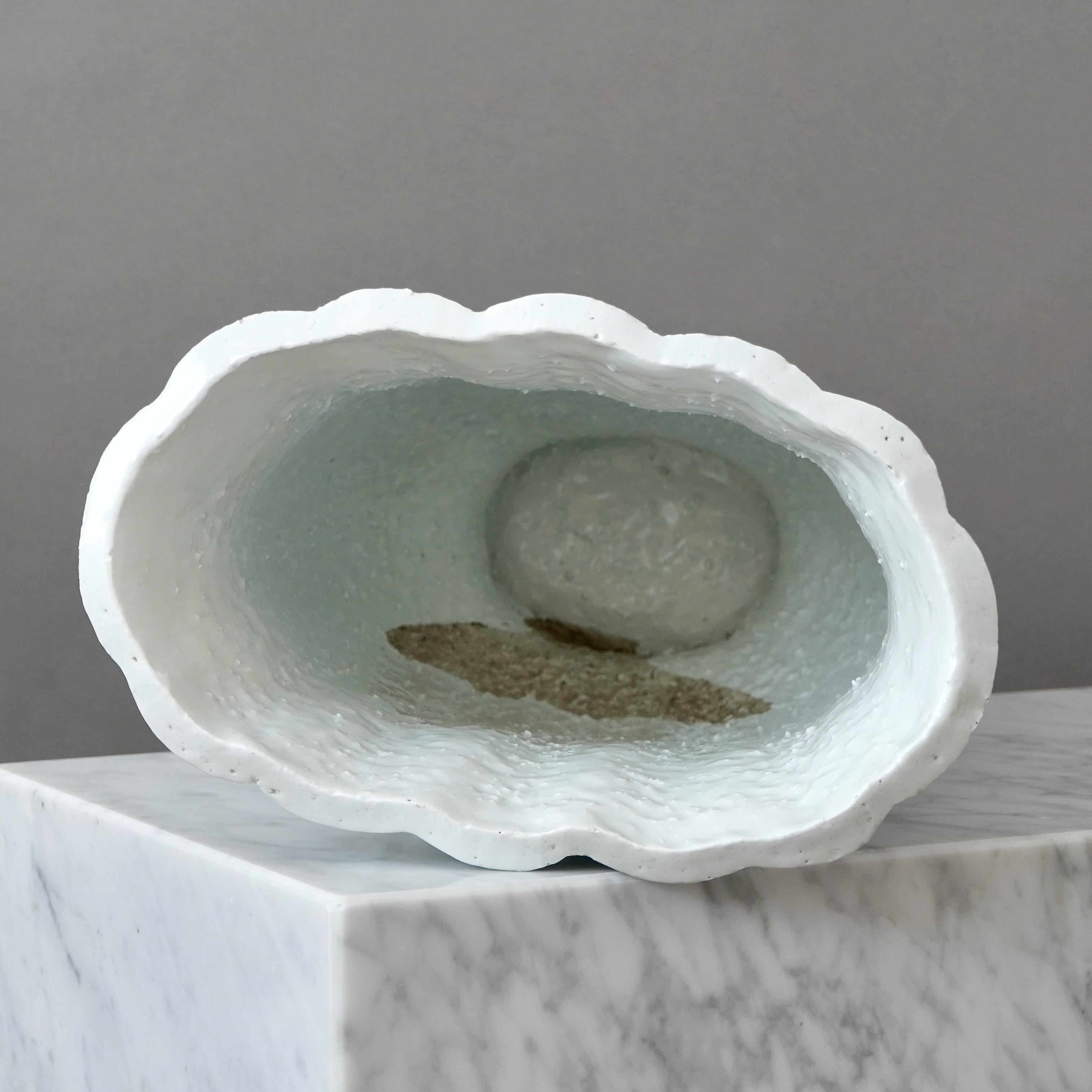 Vernissé Vase de sol Art déco en grès blanc de Gunnar Nylund. Rorstrand, Suède, années 1930. en vente