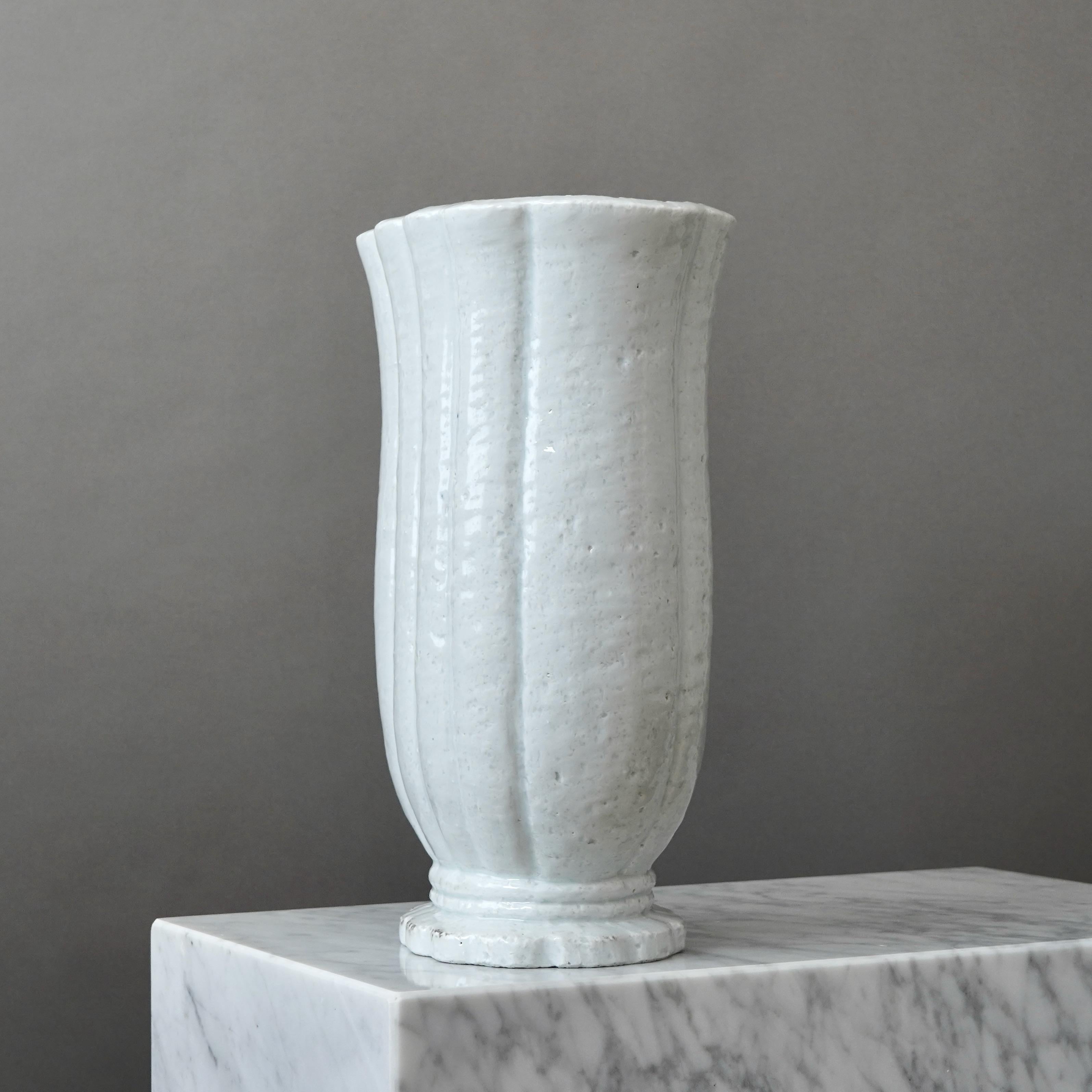 XX secolo Vaso da terra in gres Art Deco bianco di Gunnar Nylund. Rorstrand, Svezia, anni '1930. in vendita