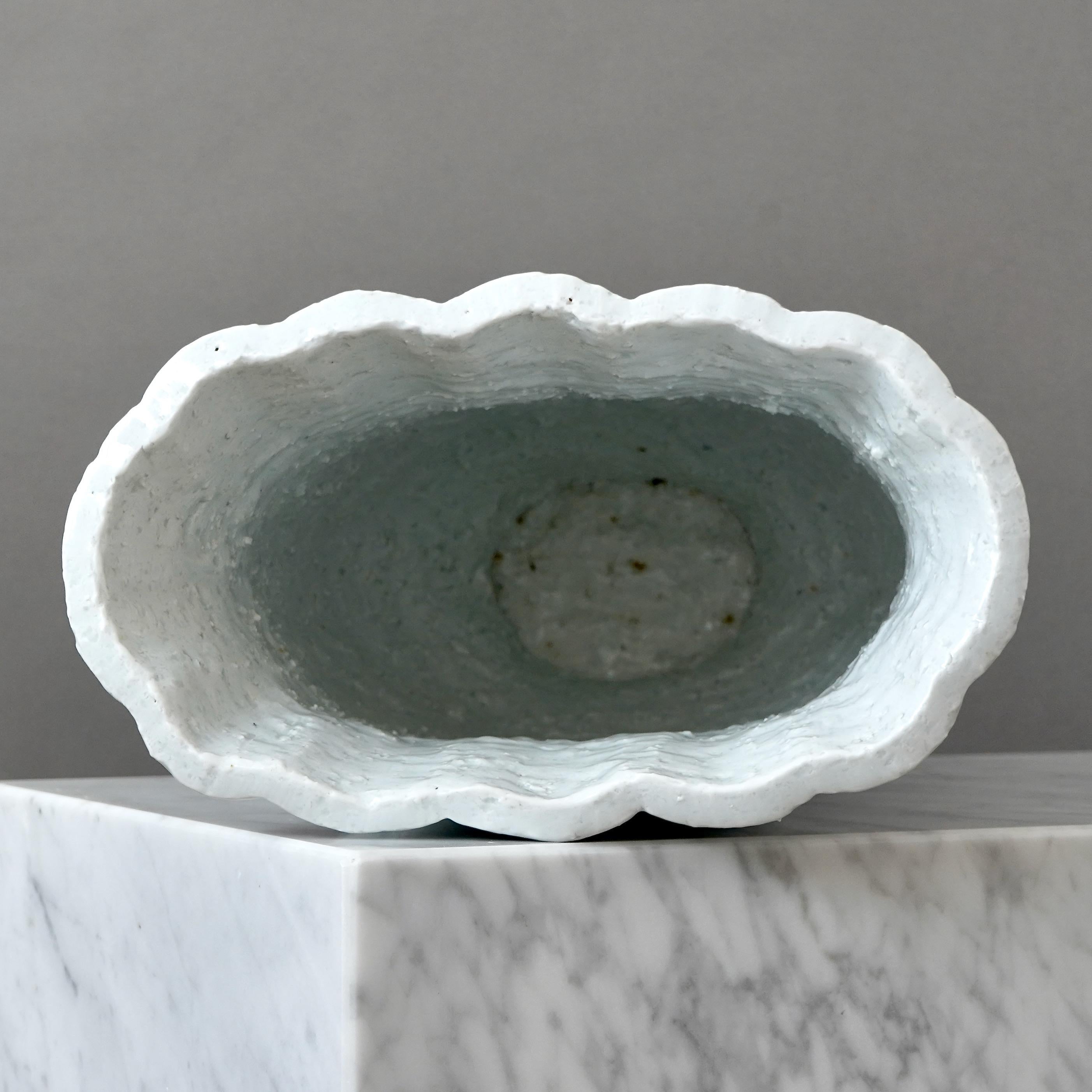 Ceramica Vaso da terra in gres Art Deco bianco di Gunnar Nylund. Rorstrand, Svezia, anni '1930. in vendita