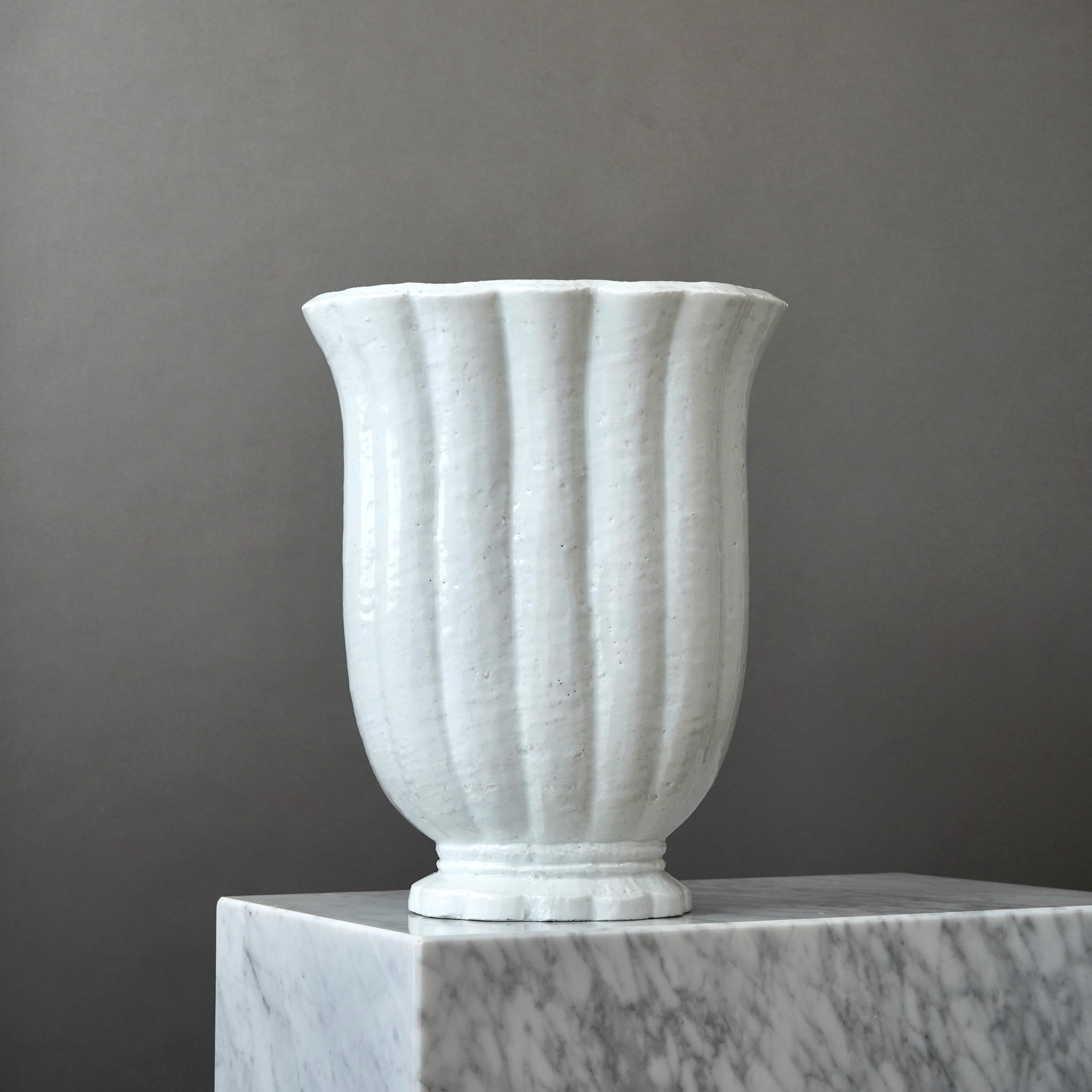Céramique Vase de sol Art déco en grès blanc de Gunnar Nylund. Rorstrand, Suède, années 1930. en vente