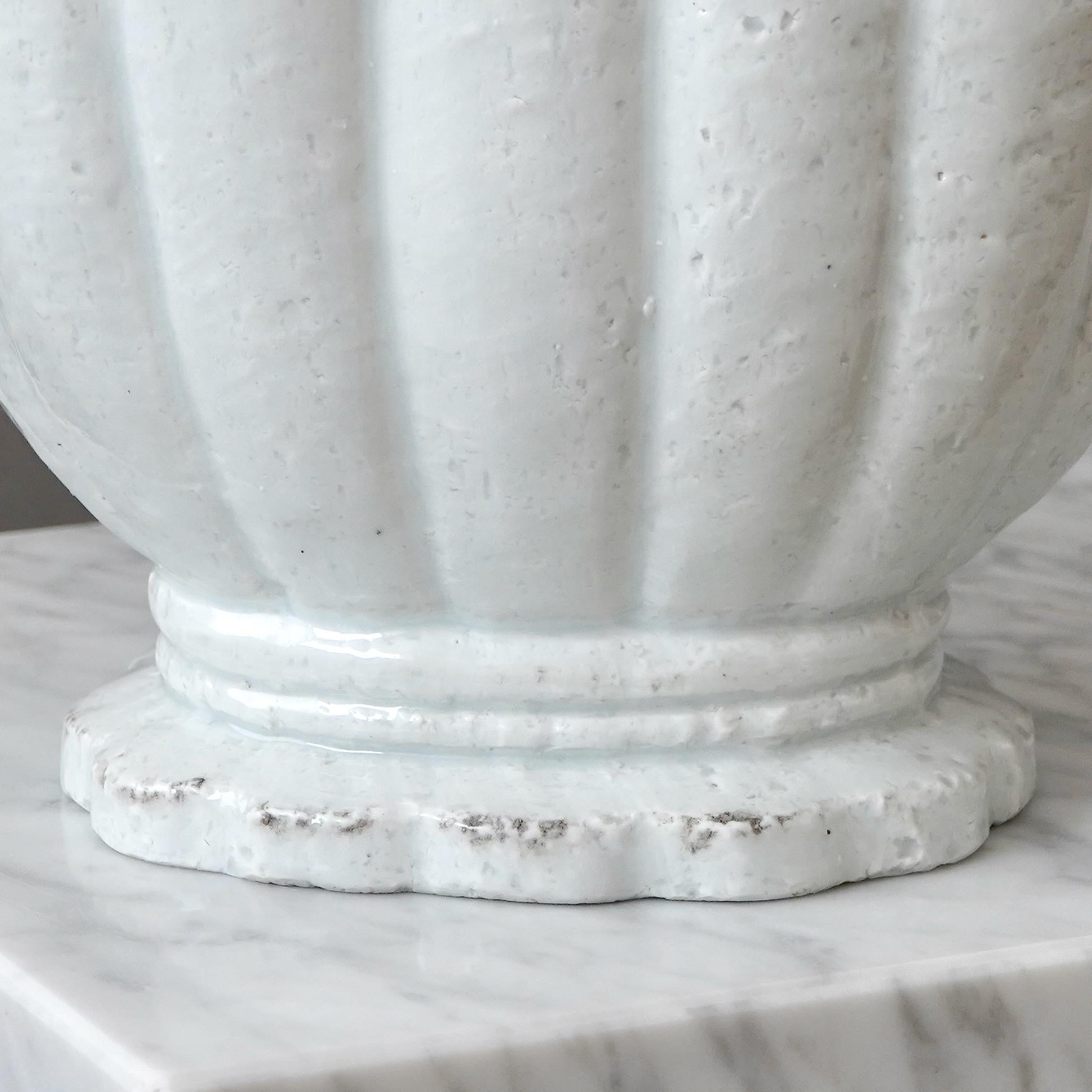 Vaso da terra in gres Art Deco bianco di Gunnar Nylund. Rorstrand, Svezia, anni '1930. in vendita 1