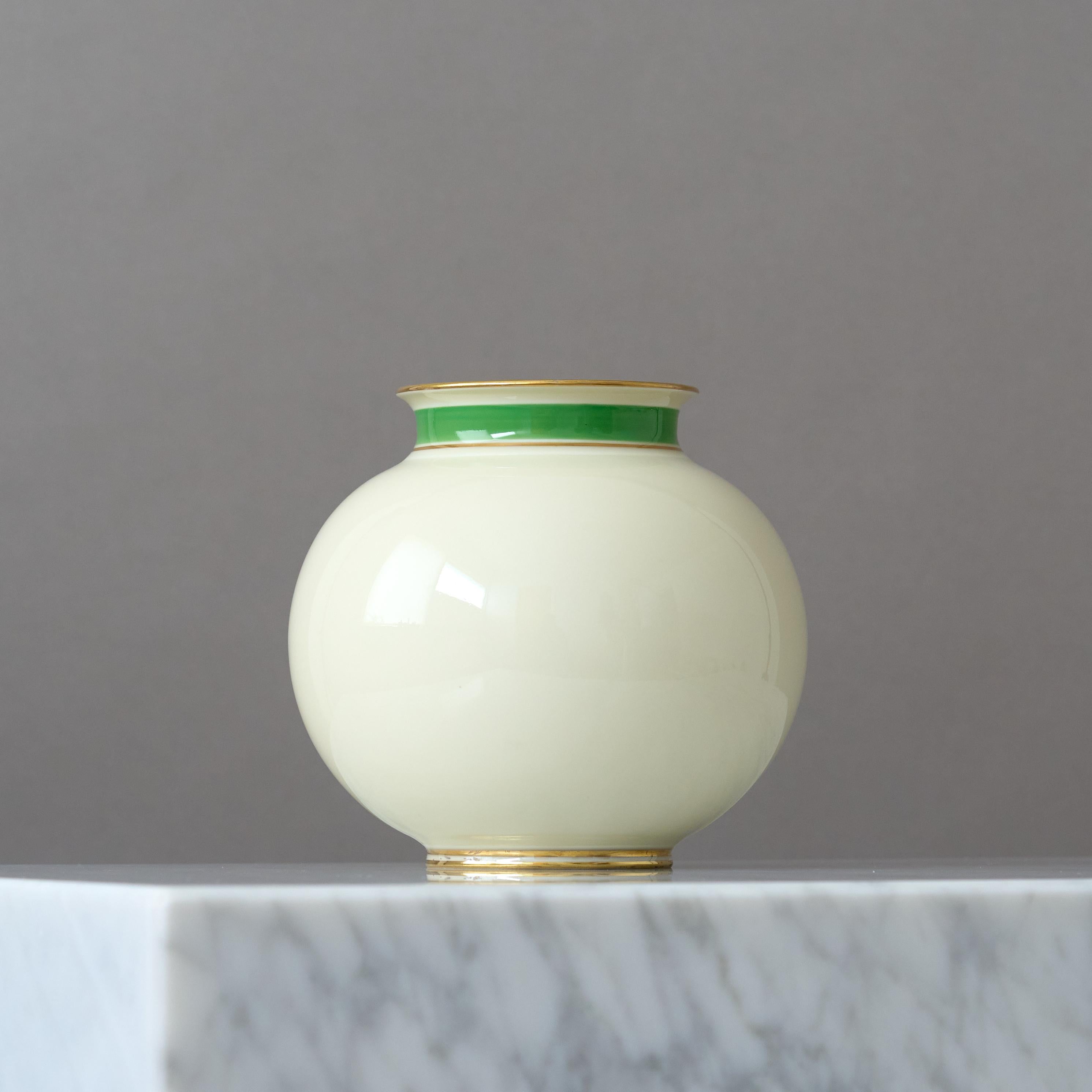 Vaso in gres art déco con smalto bianco sporco e dettagli dorati dipinti a mano. 
Disegnata da Gunnar Nylund per Rörstrand ALP (Lidköping Porslinsfabrik), Svezia, 1930.

Ottime condizioni. Nessuna scheggiatura, crepa o screpolatura.
Timbro con