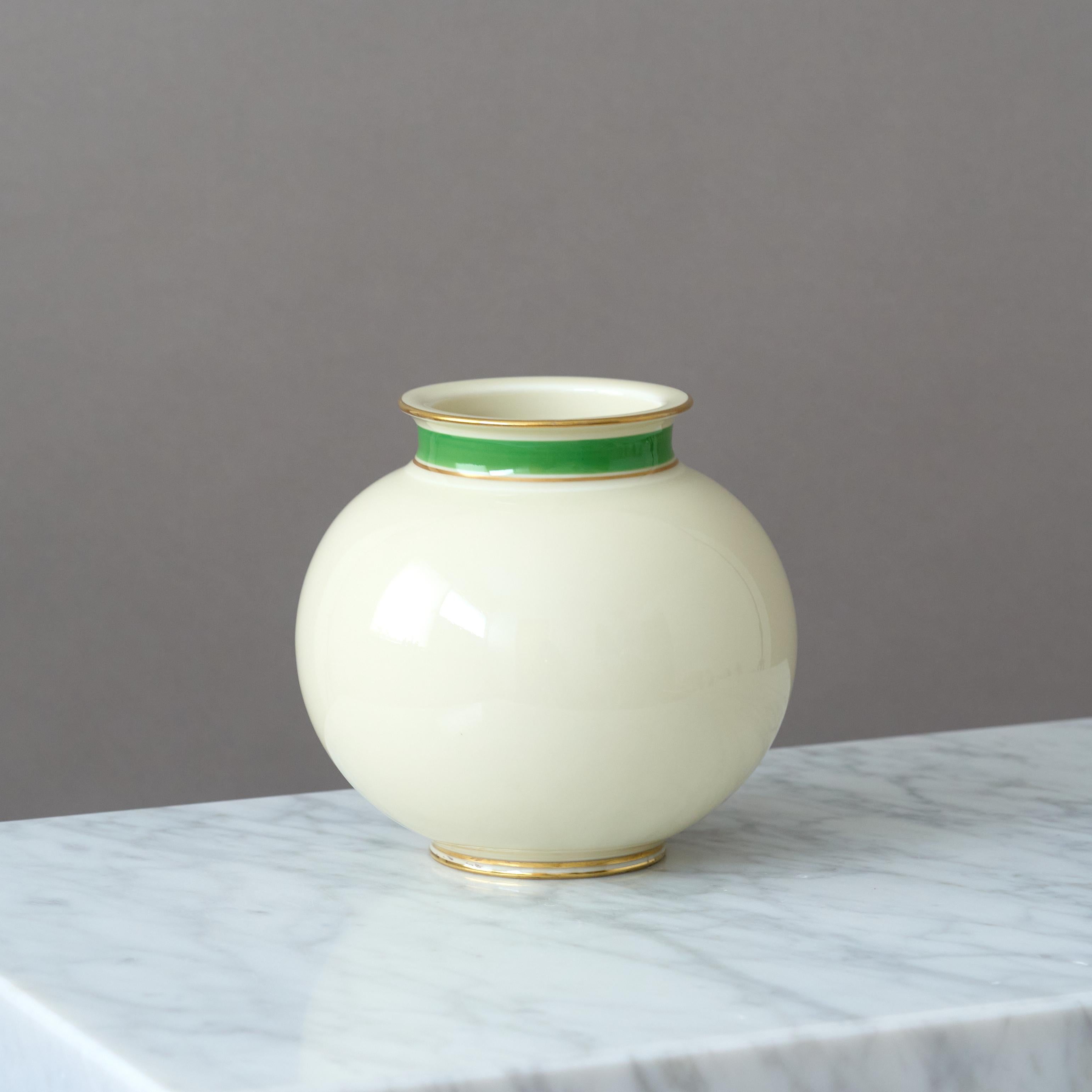 Art Déco Vaso a globo in gres Art Deco bianco di Gunnar Nylund. ALP Rörstrand Svezia Anni '30 in vendita