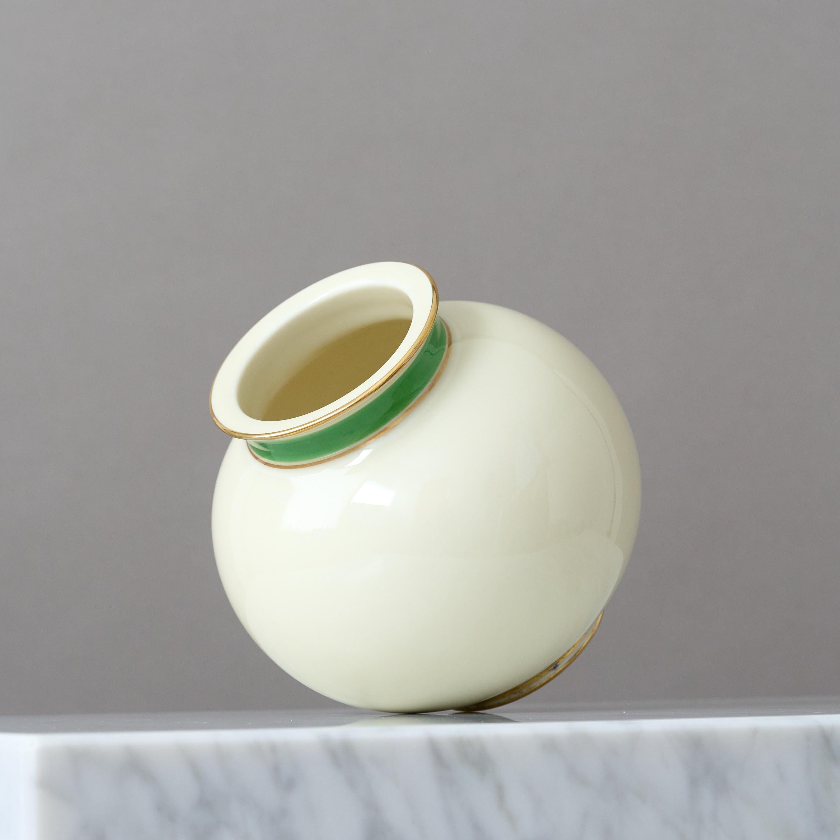 Svedese Vaso a globo in gres Art Deco bianco di Gunnar Nylund. ALP Rörstrand Svezia Anni '30 in vendita
