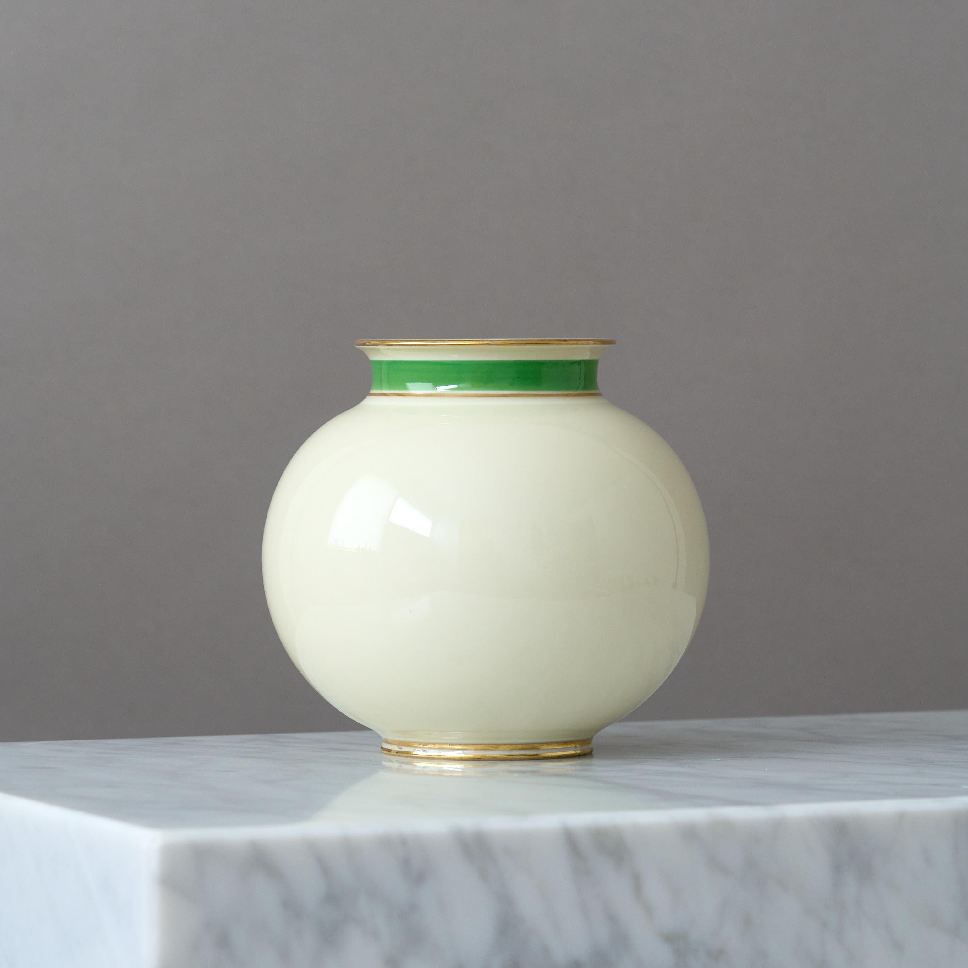Smaltato Vaso a globo in gres Art Deco bianco di Gunnar Nylund. ALP Rörstrand Svezia Anni '30 in vendita