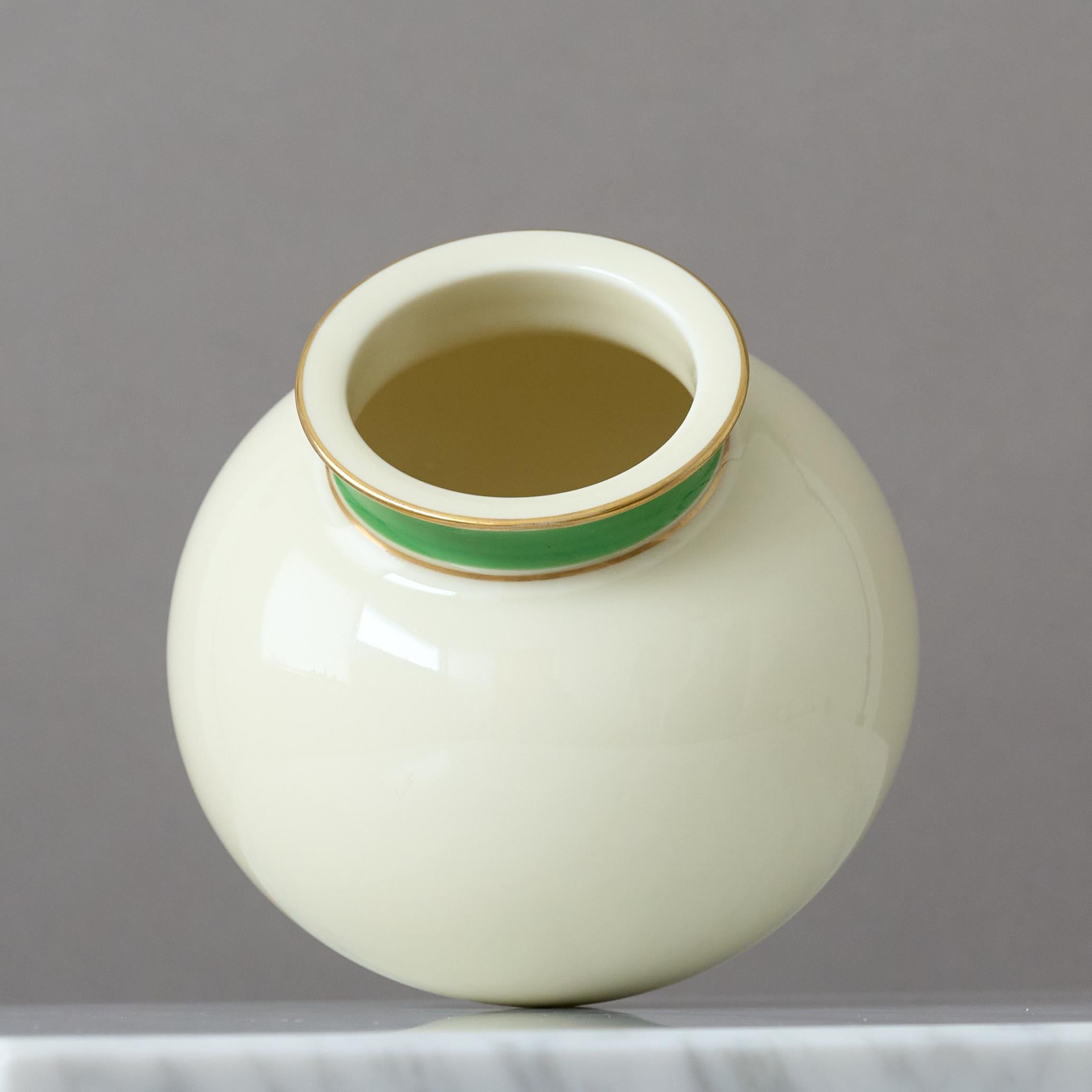 Vaso a globo in gres Art Deco bianco di Gunnar Nylund. ALP Rörstrand Svezia Anni '30 In condizioni buone in vendita a Malmö, SE