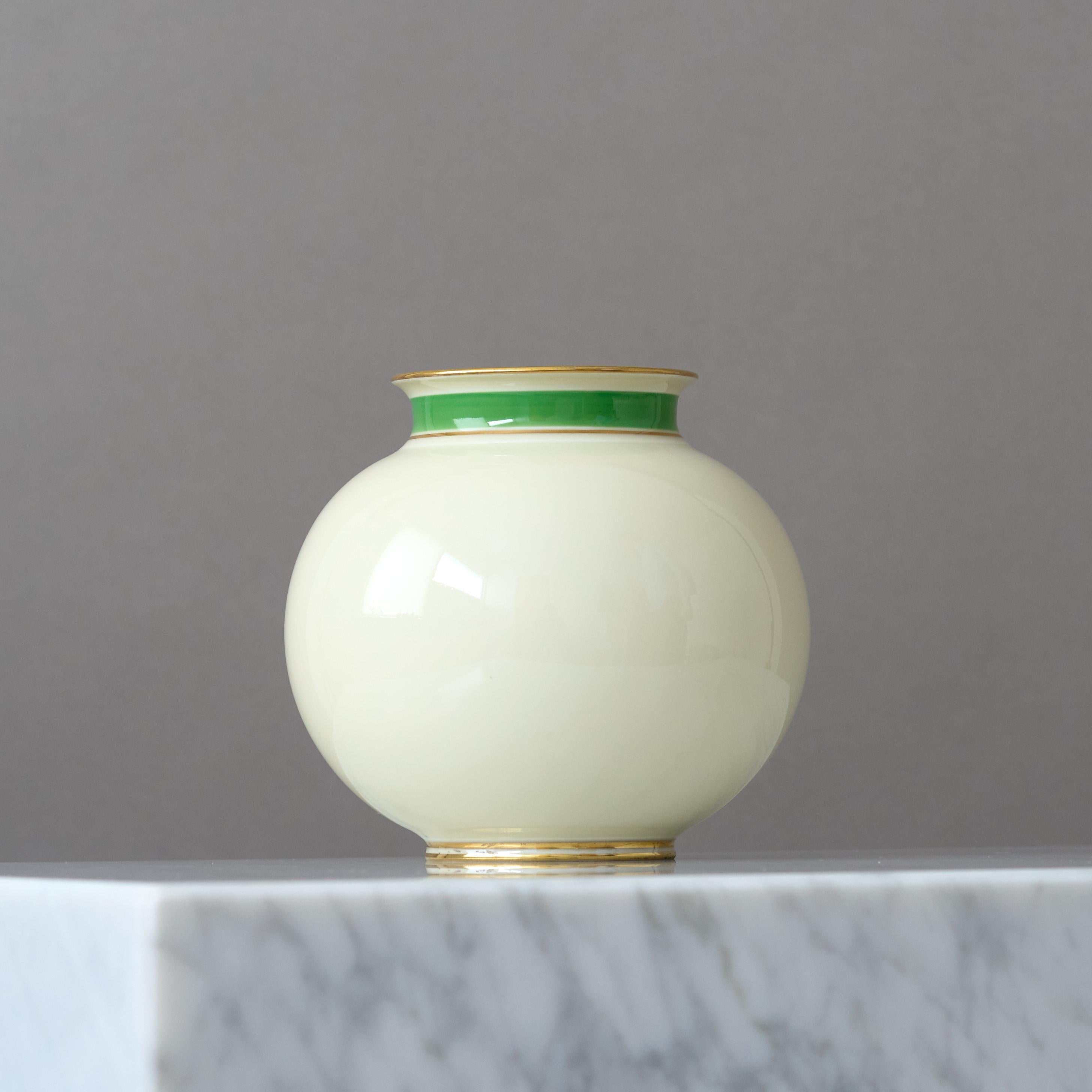 Ceramica Vaso a globo in gres Art Deco bianco di Gunnar Nylund. ALP Rörstrand Svezia Anni '30 in vendita