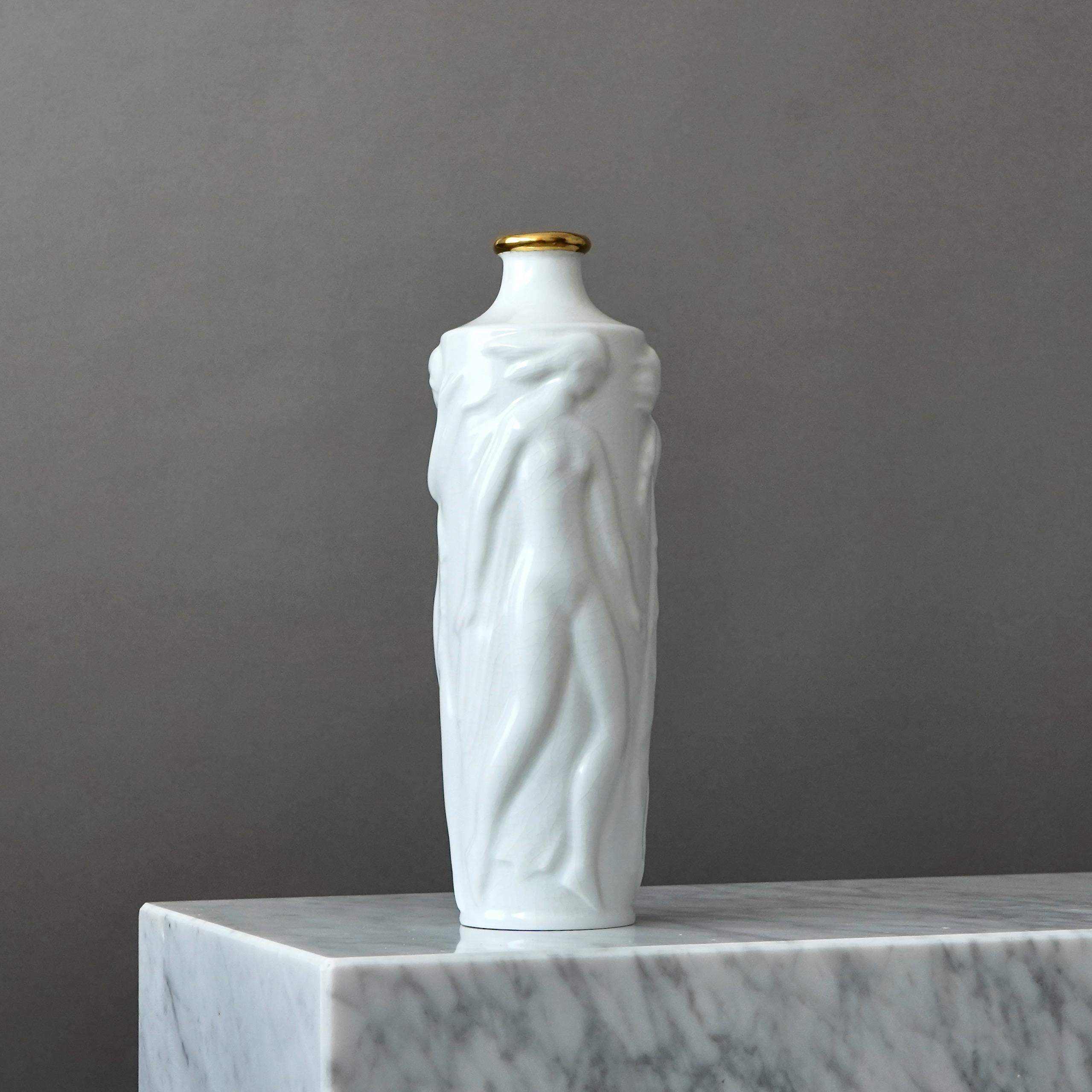 Uno splendido vaso in gres Art Deco / Swedish Grace. Incredibile decorazione a rilievo con dettagli dipinti a mano in oro.
Progettato da Tyra Lundgren nel 1928. 
Questo modello è stato prodotto sia da ALP (Lidköping Porslinsfabrik) in Svezia che da
