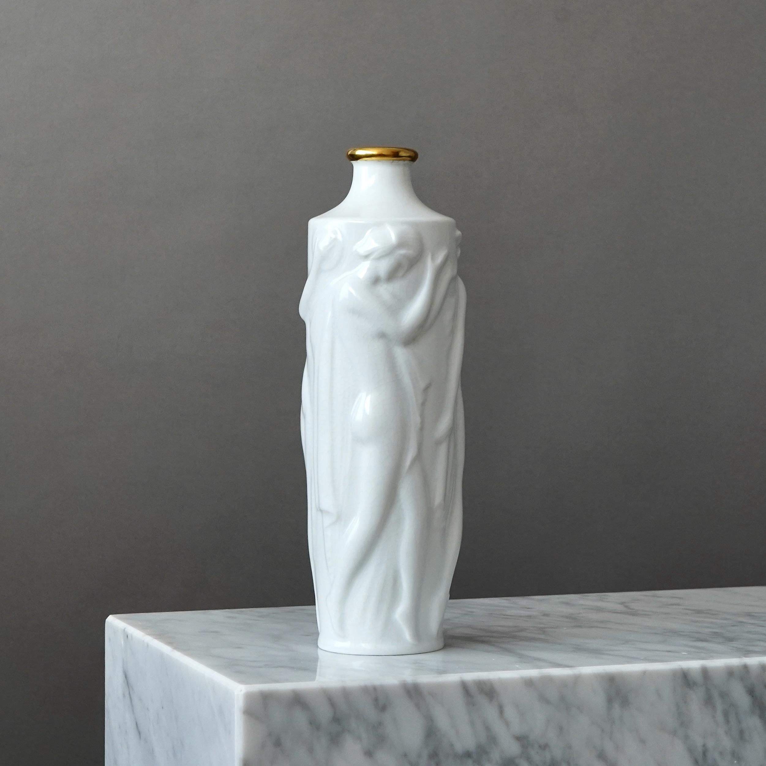 Dipinto a mano Vaso bianco Art Deco di Tyra Lundgren per ALP, Svezia, 1929. Swedish Grace. in vendita