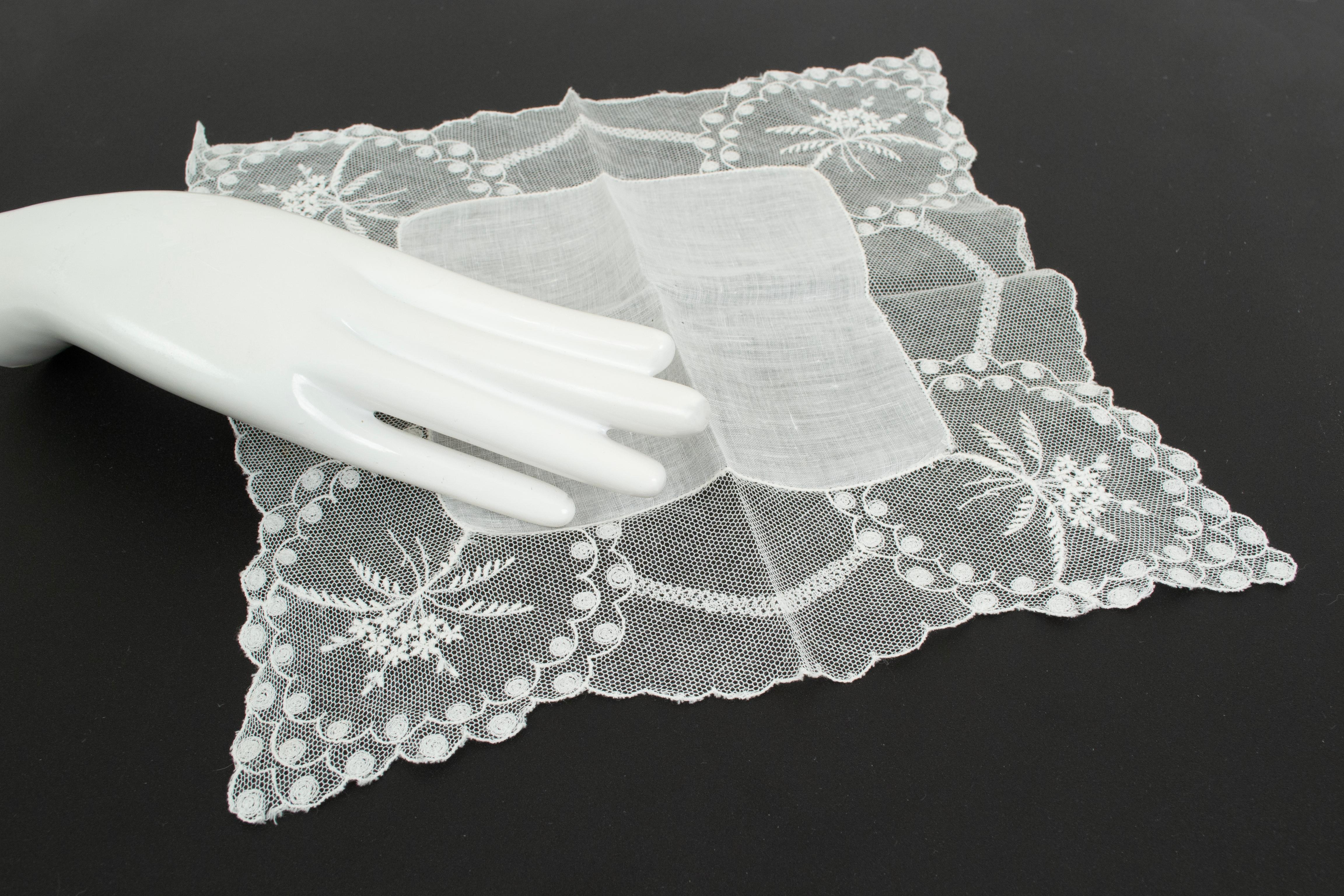 Delicato come una ragnatela, questo fazzoletto presenta un bordo ricamato in pizzo tamburello estremamente ampio con un bordo legato in stile Art Nouveau. Un regalo o un accessorio per la sposa che non si dimentica mai.

Fazzoletto di lino fine