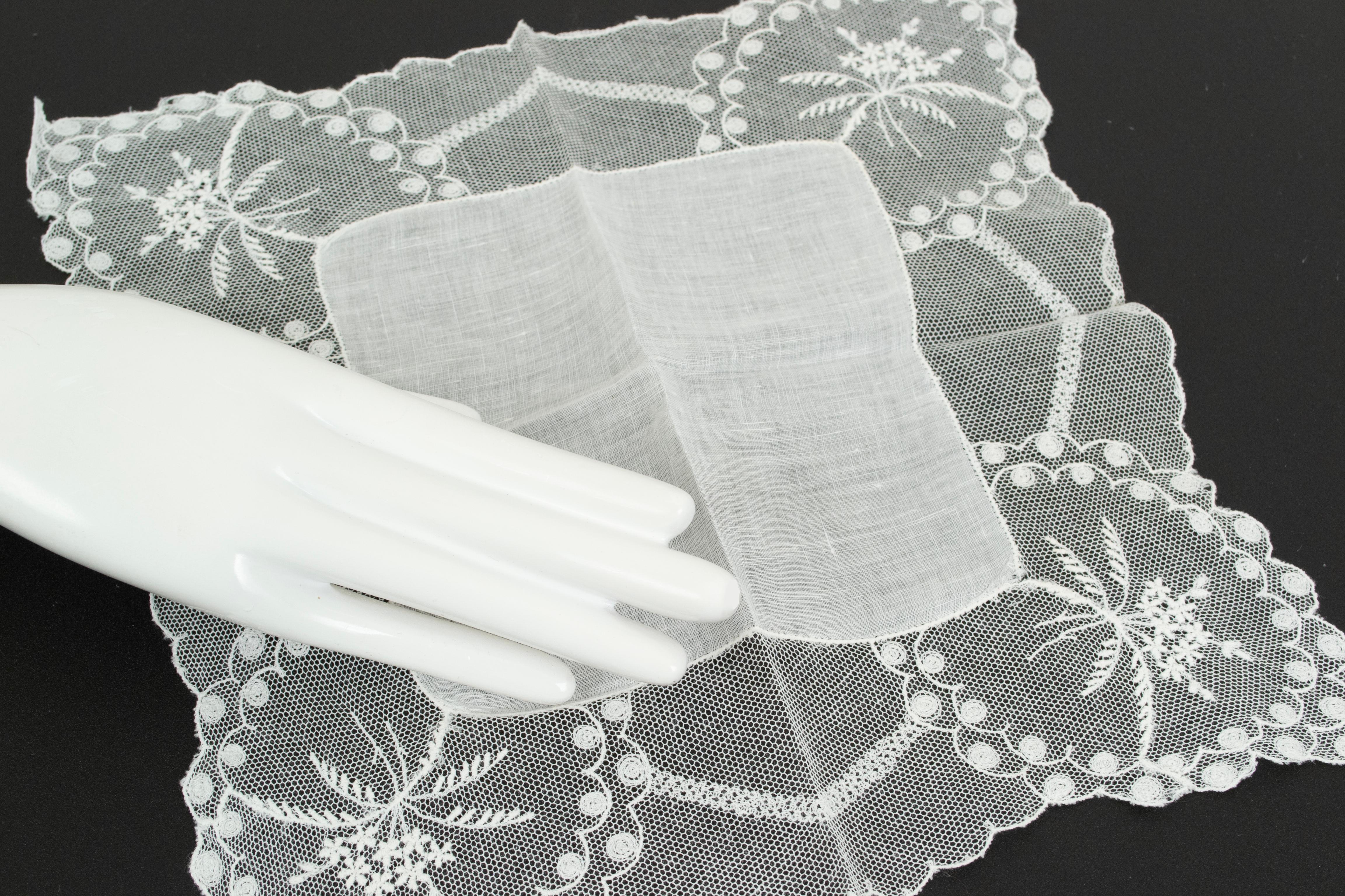 Grigio White Art Nouveau Style Linen and Tambour Lace Wedding Handkerchief – 11”, 1950s in vendita