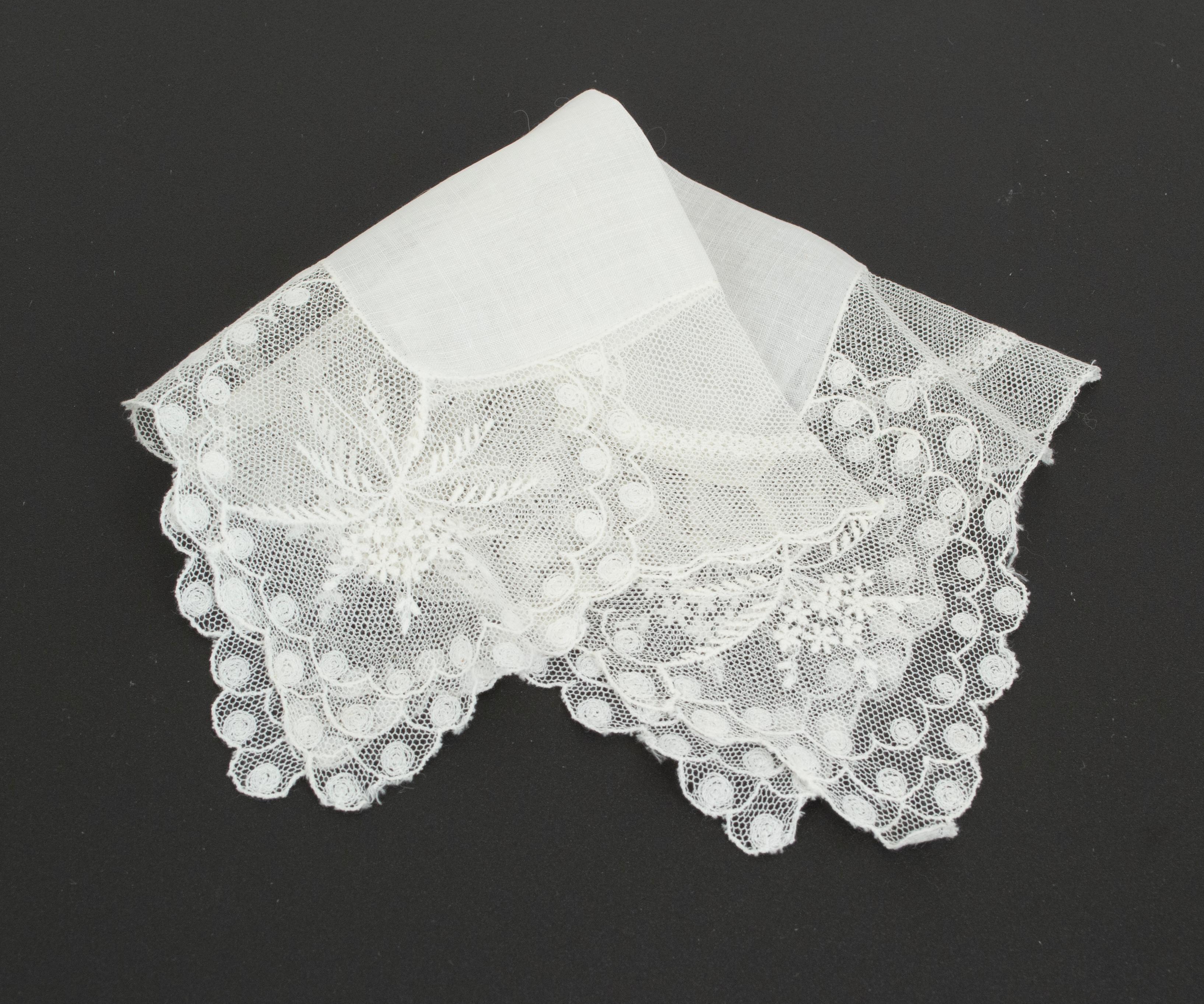 White Art Nouveau Style Linen and Tambour Lace Wedding Handkerchief – 11”, 1950s In condizioni ottime in vendita a Tucson, AZ