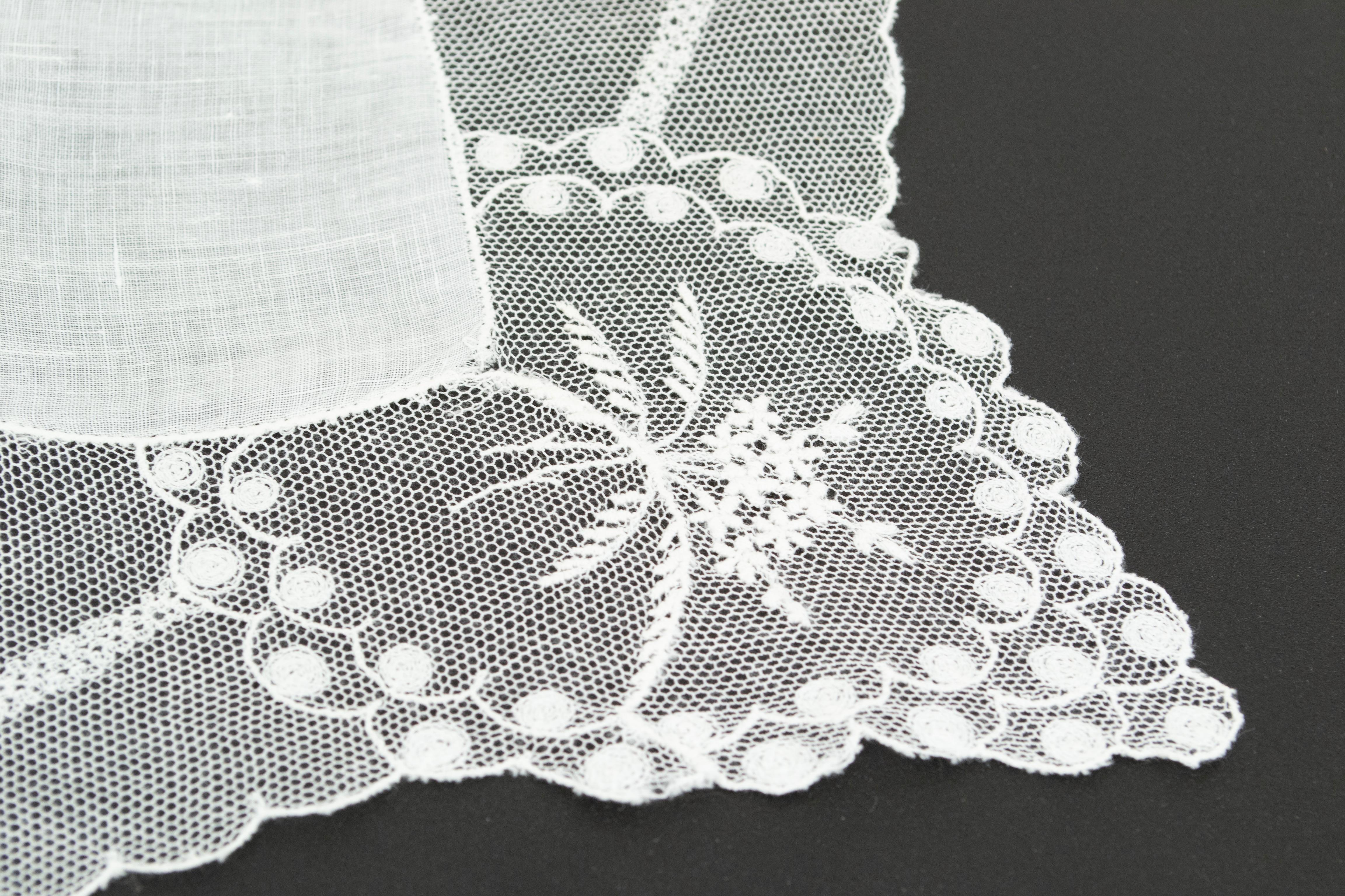 da uomo o donna White Art Nouveau Style Linen and Tambour Lace Wedding Handkerchief – 11”, 1950s in vendita