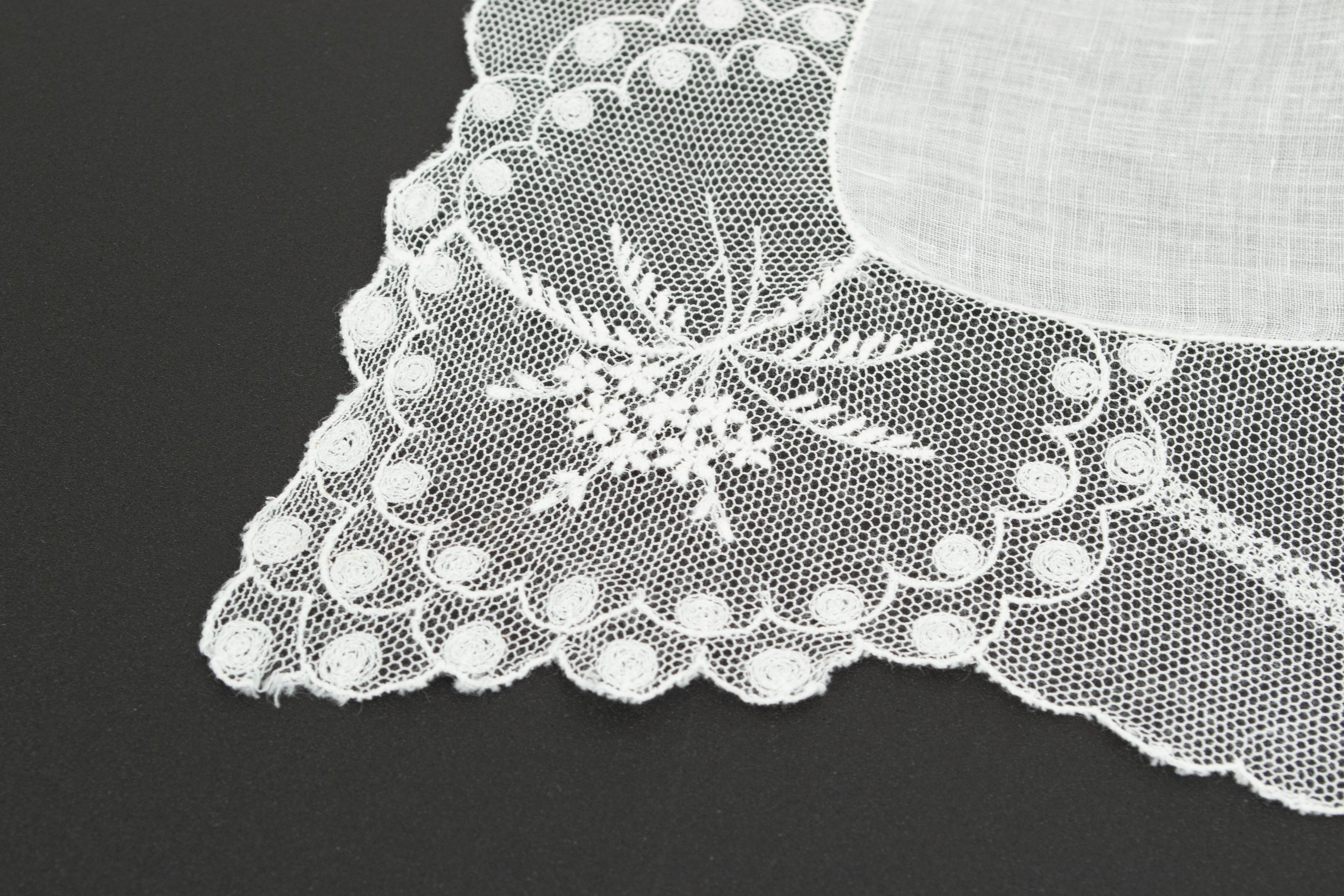 White Art Nouveau Style Linen and Tambour Lace Wedding Handkerchief – 11”, 1950s in vendita 1
