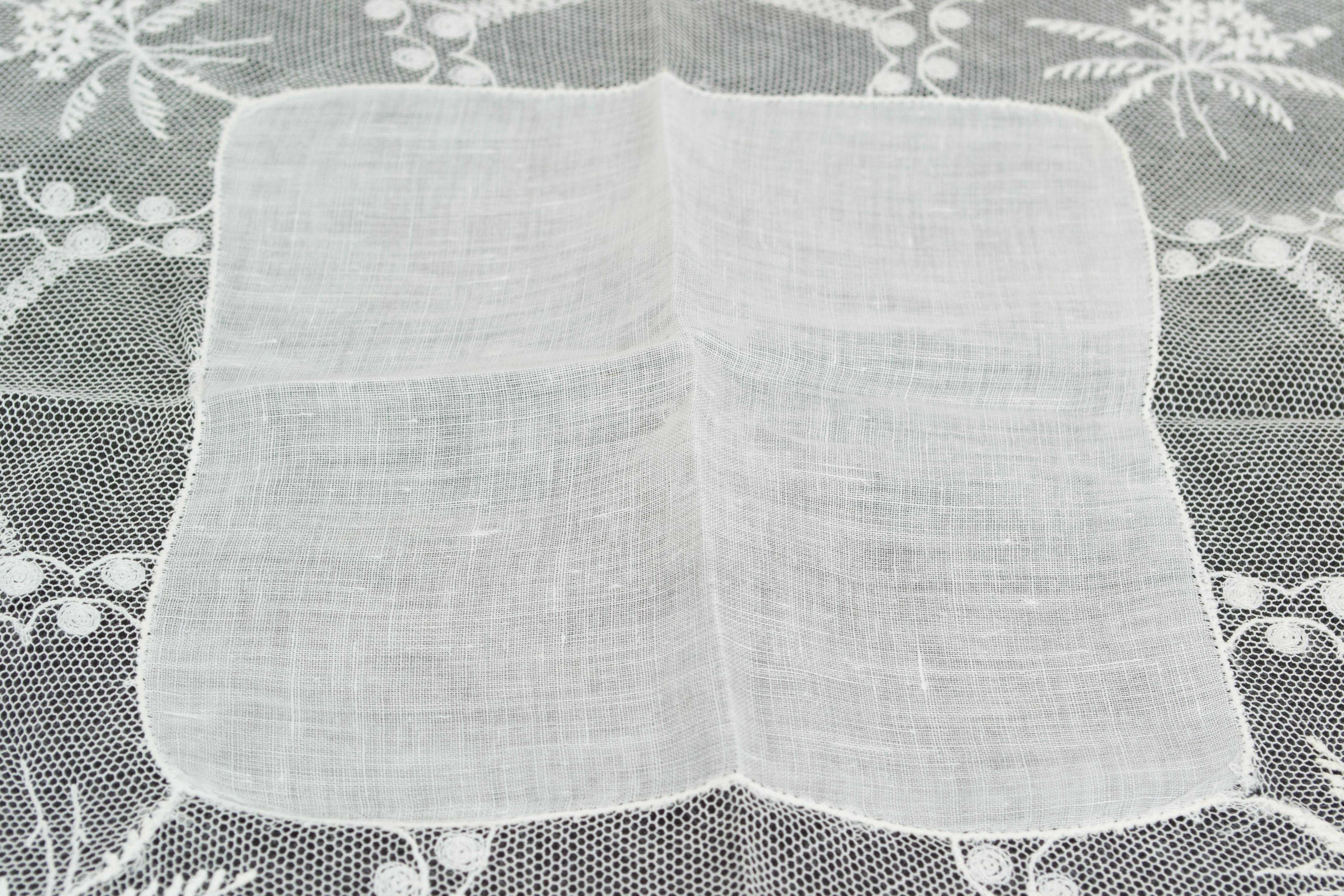 White Art Nouveau Style Linen and Tambour Lace Wedding Handkerchief – 11”, 1950s in vendita 2