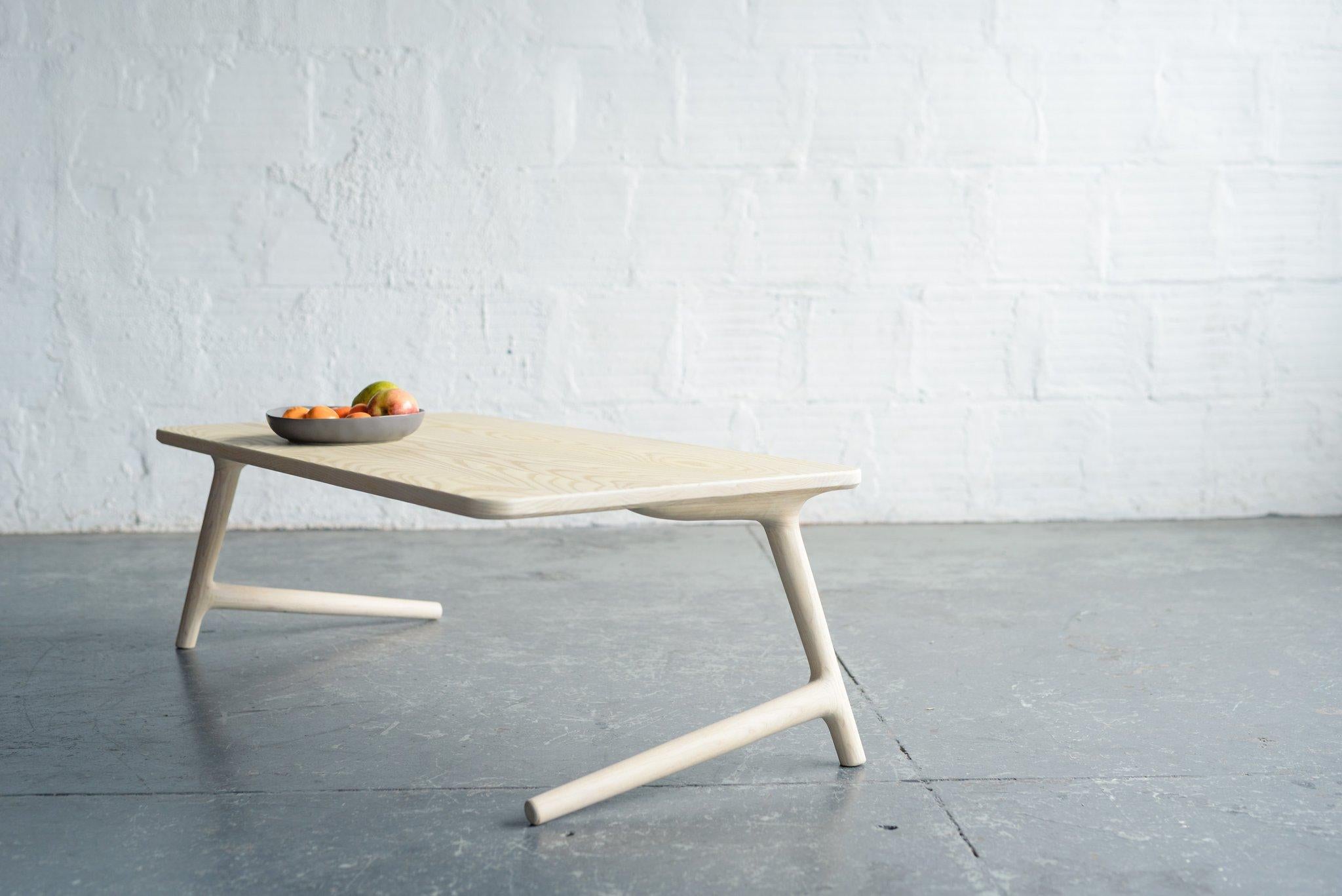 Moderne Table basse en frêne blanc de Fernweh Woodworking en vente
