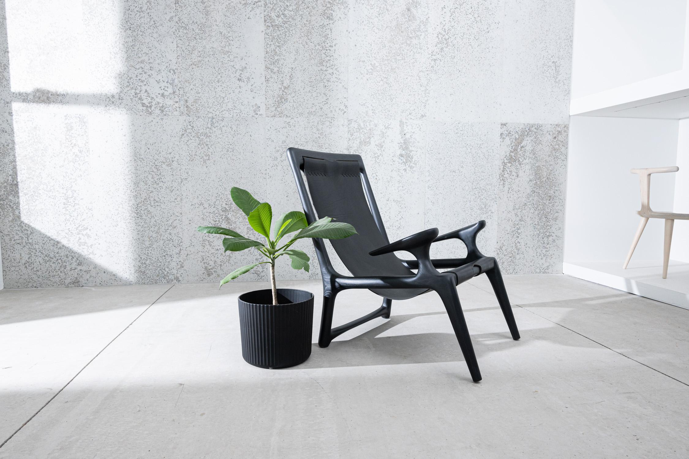 Weißer Sling Chair aus Eschenholz und Leder Mod 2 von Fernweh Woodworking (21. Jahrhundert und zeitgenössisch) im Angebot