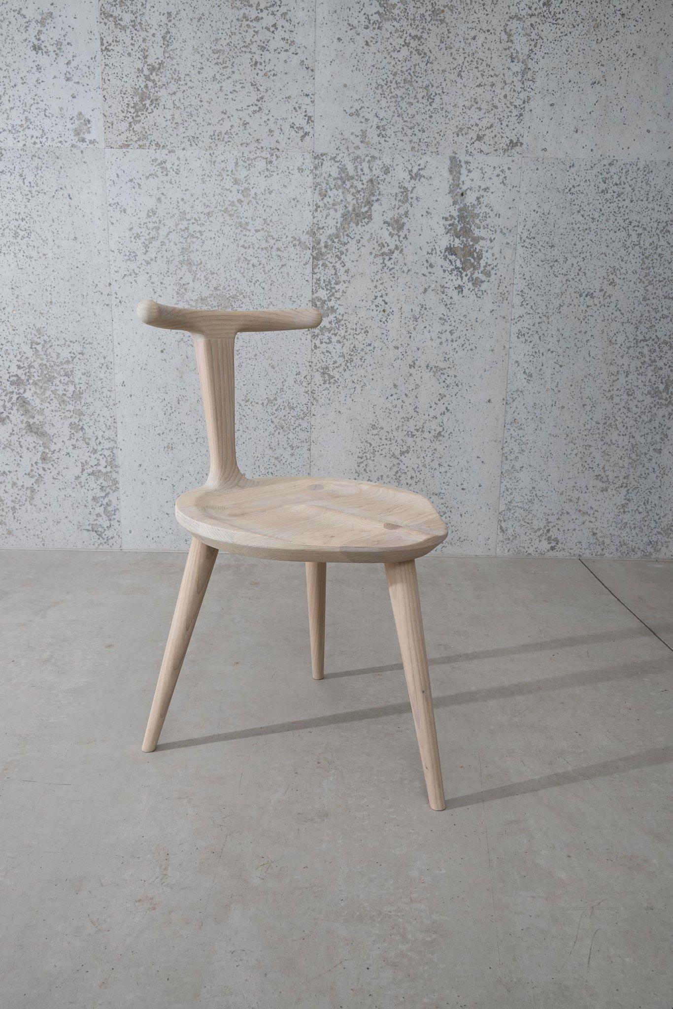 Chaise 3 pieds en frêne blanc oxbend par Fernweh Woodworking
Dimensions : Siège : L 17