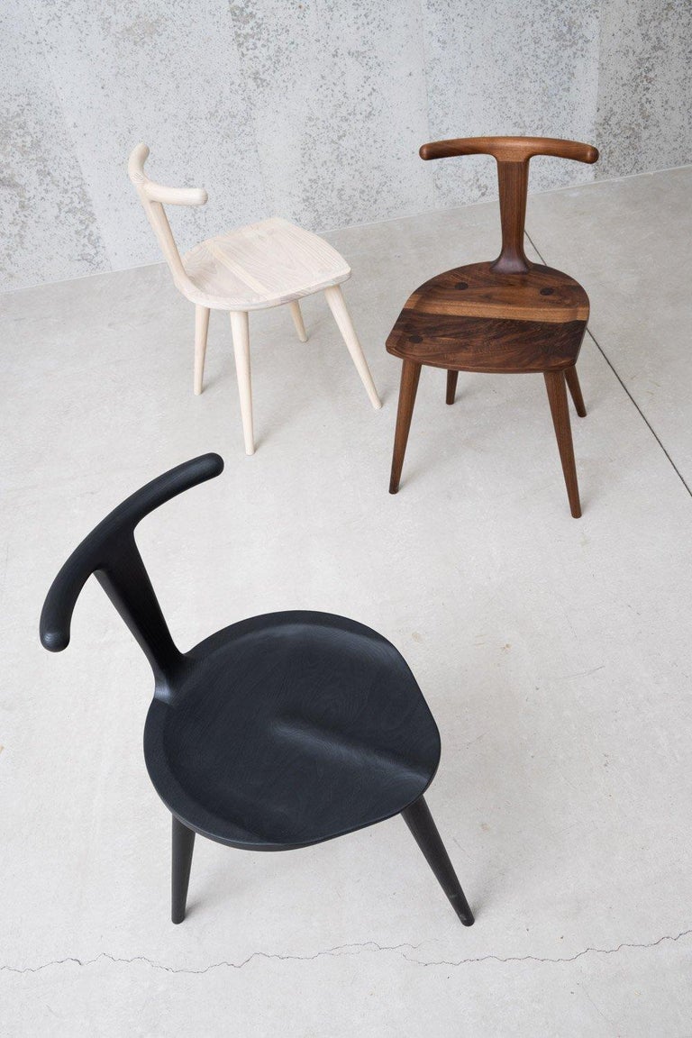 Chaise à 3 pieds en frêne blanc oxydé de Fernweh Woodworking En vente sur  1stDibs