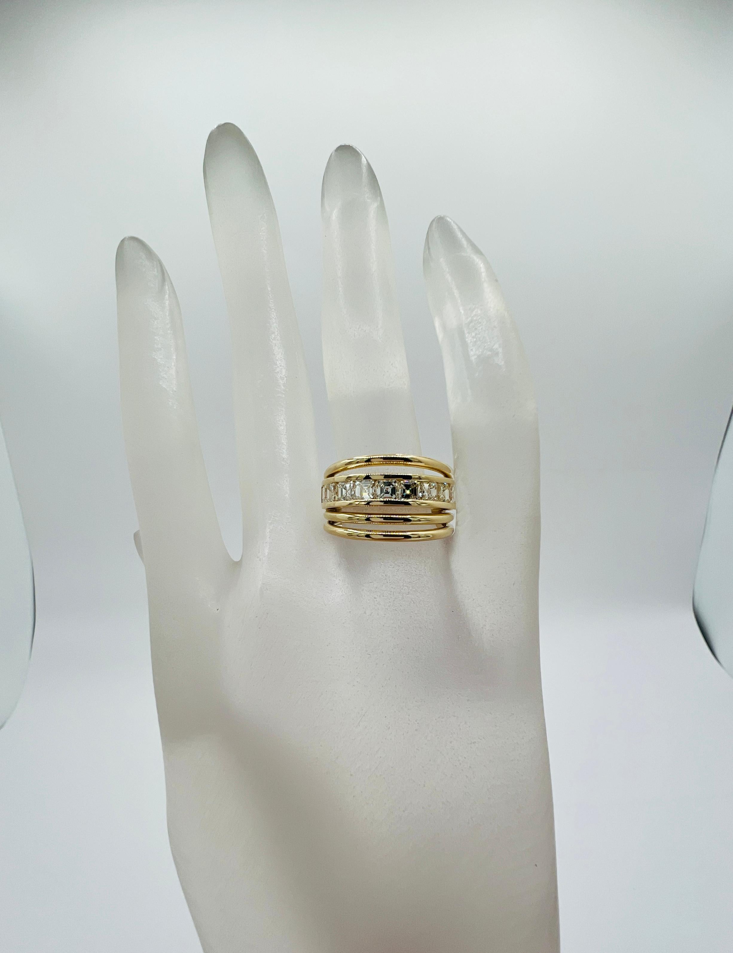 Taglio Asscher Anello a fascia larga con diamante Asscher bianco in oro giallo 14K in vendita