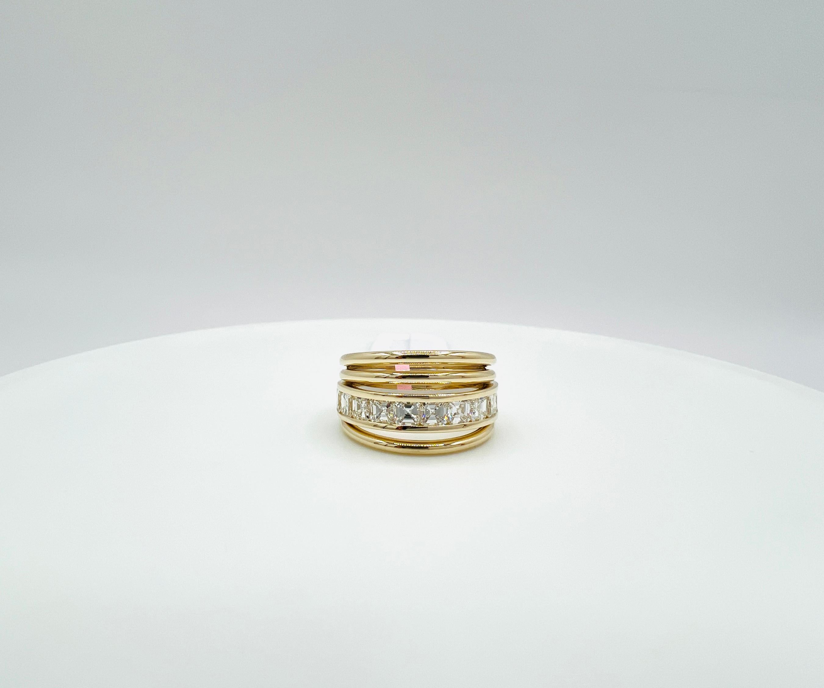 Anello a fascia larga con diamante Asscher bianco in oro giallo 14K In condizioni Nuovo in vendita a Los Angeles, CA