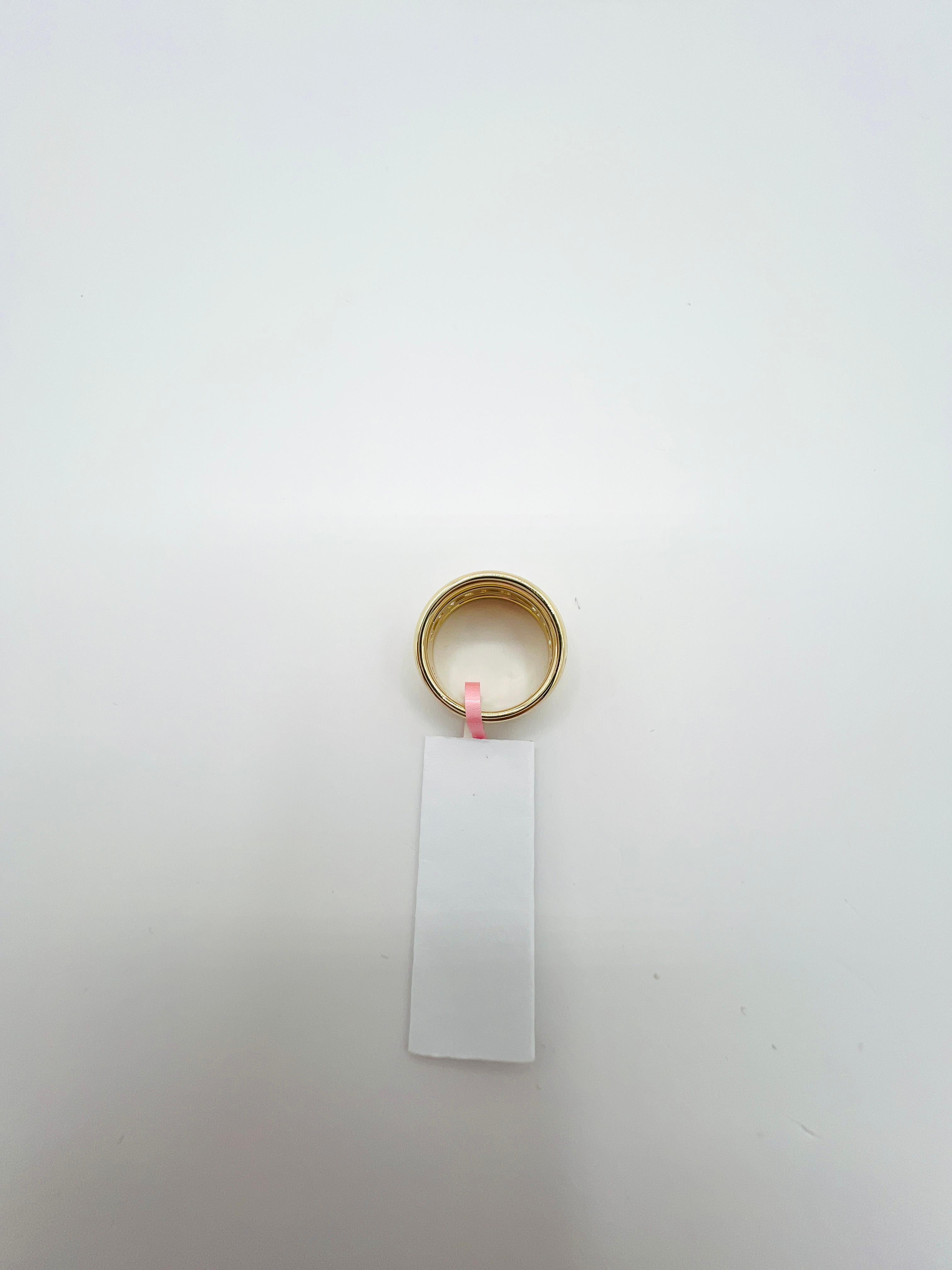 Anello a fascia larga con diamante Asscher bianco in oro giallo 14K in vendita 1