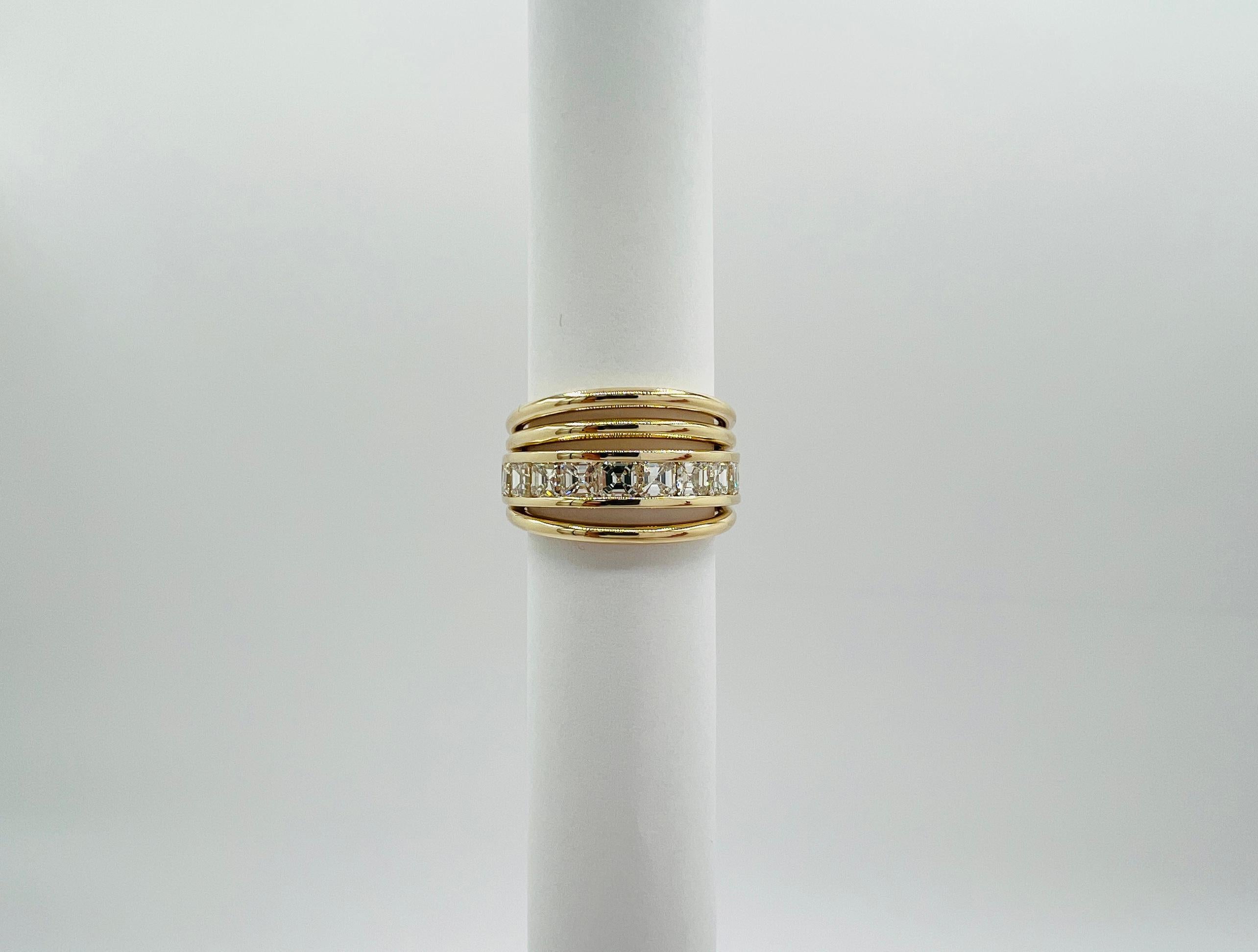 Anello a fascia larga con diamante Asscher bianco in oro giallo 14K in vendita 2